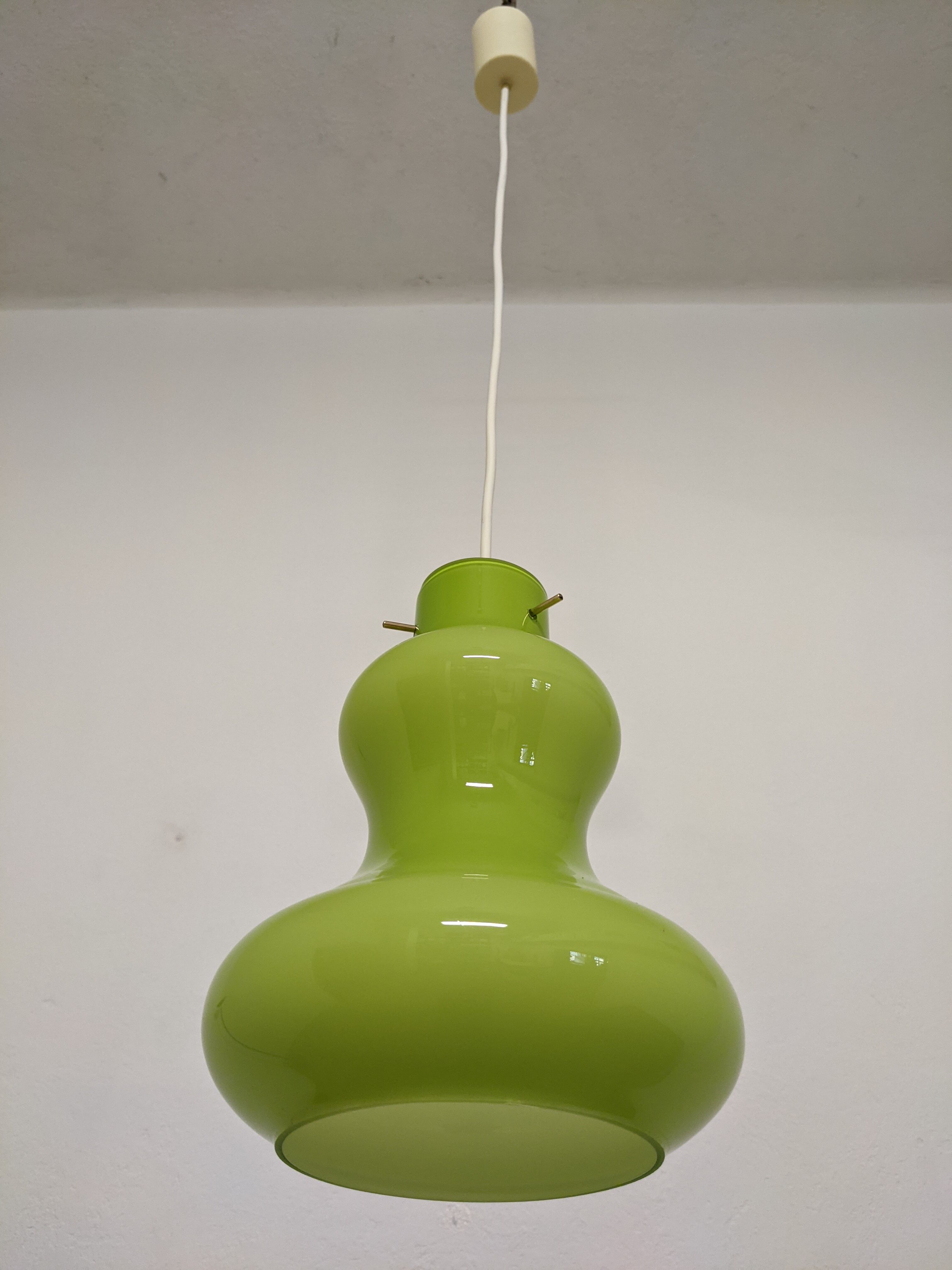 Suspension of the 70s in green opaline