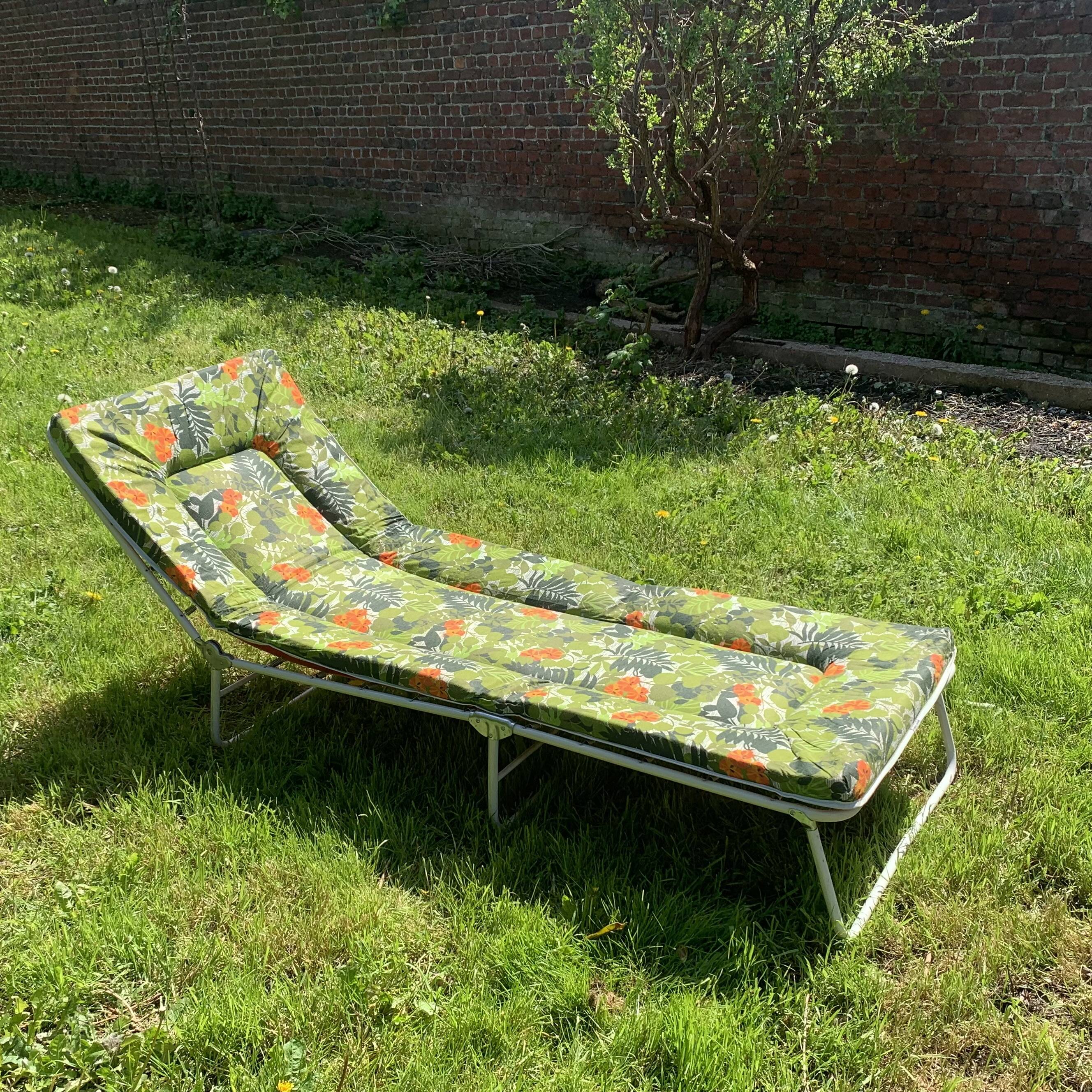 Bain de soleil vintage - transat au décor floral