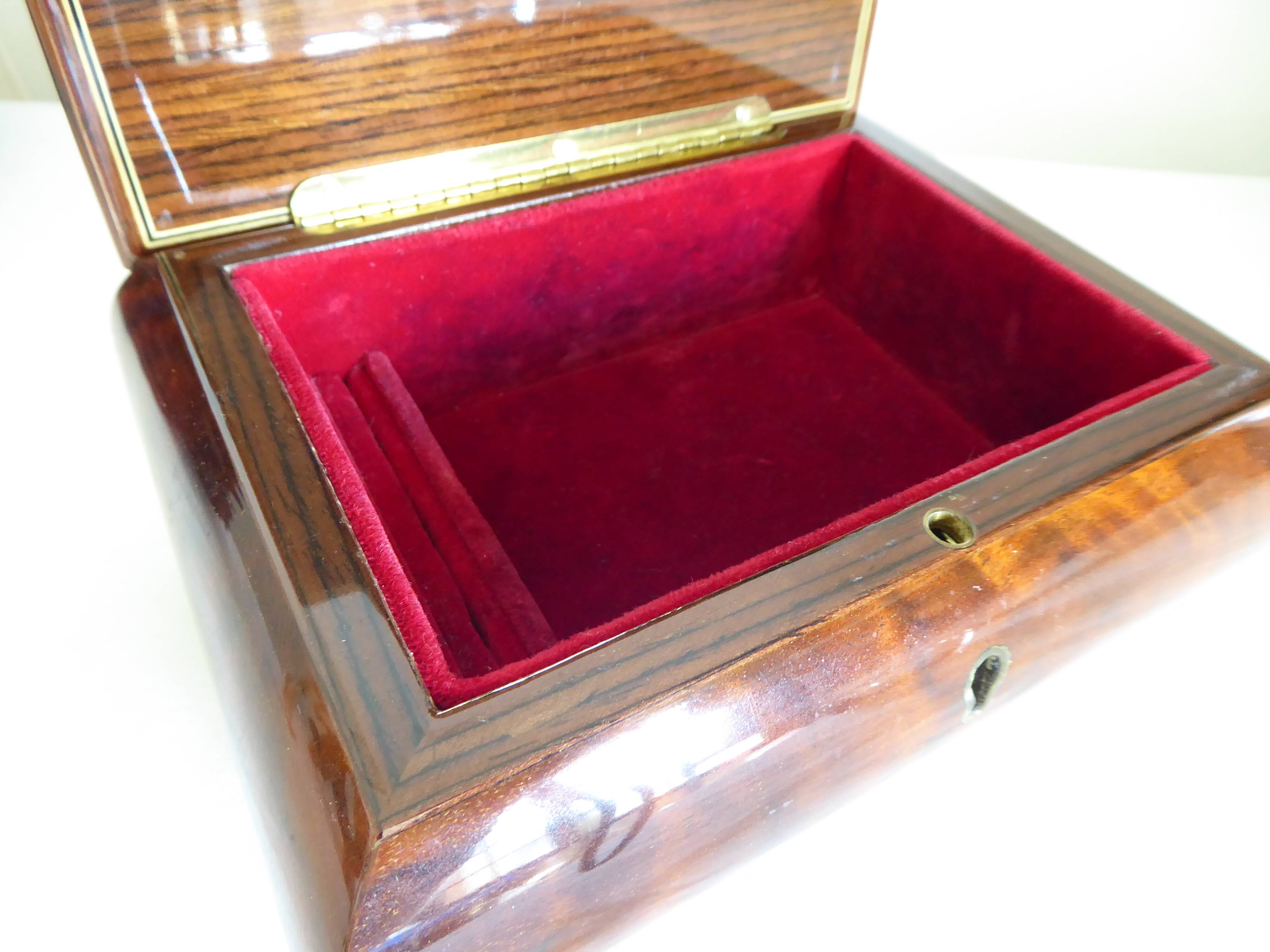 Jewelry box