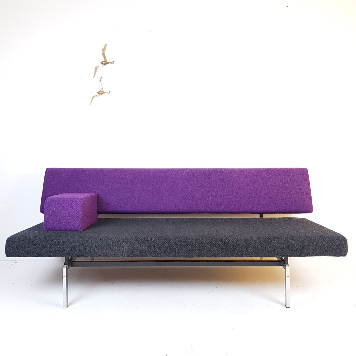 Sofa bed Gijs van der Sluis purple anthracite kvadrat wool upholstery