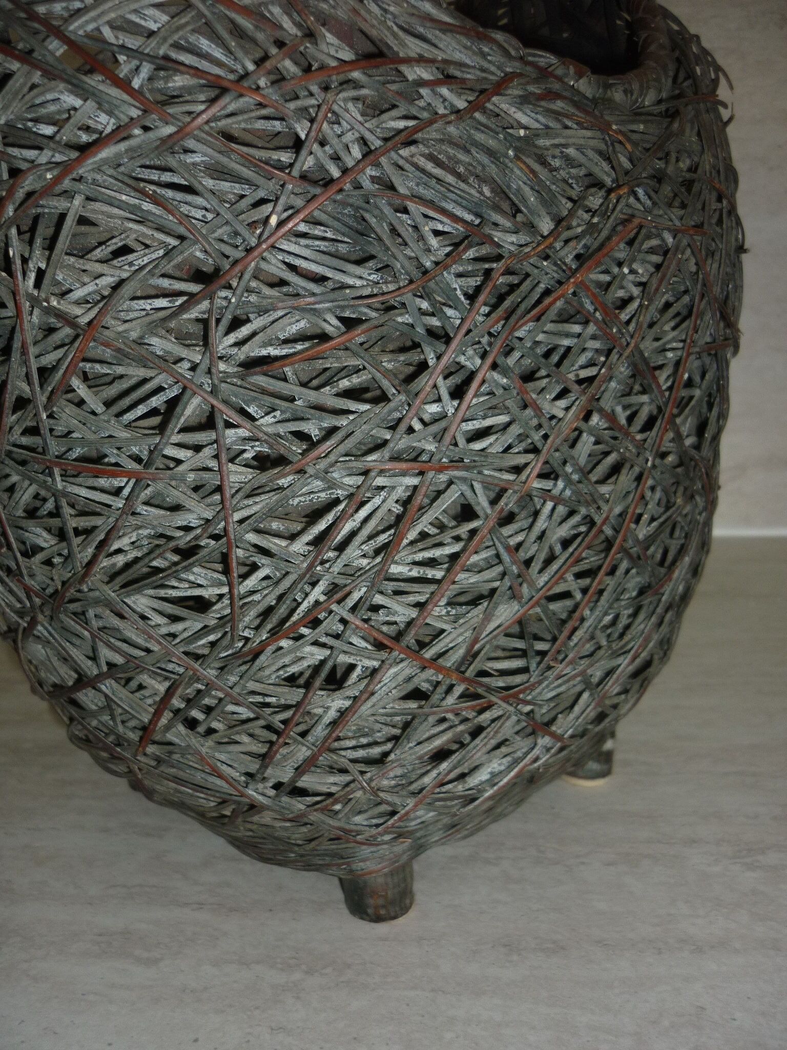 Egg-shaped basket with its woven vegetable handle