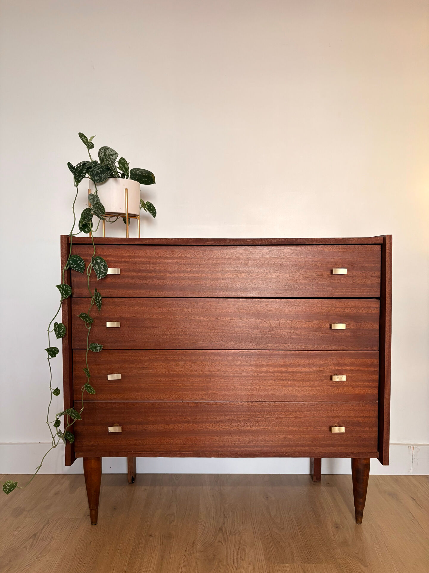 Commode en teck poignées dorées