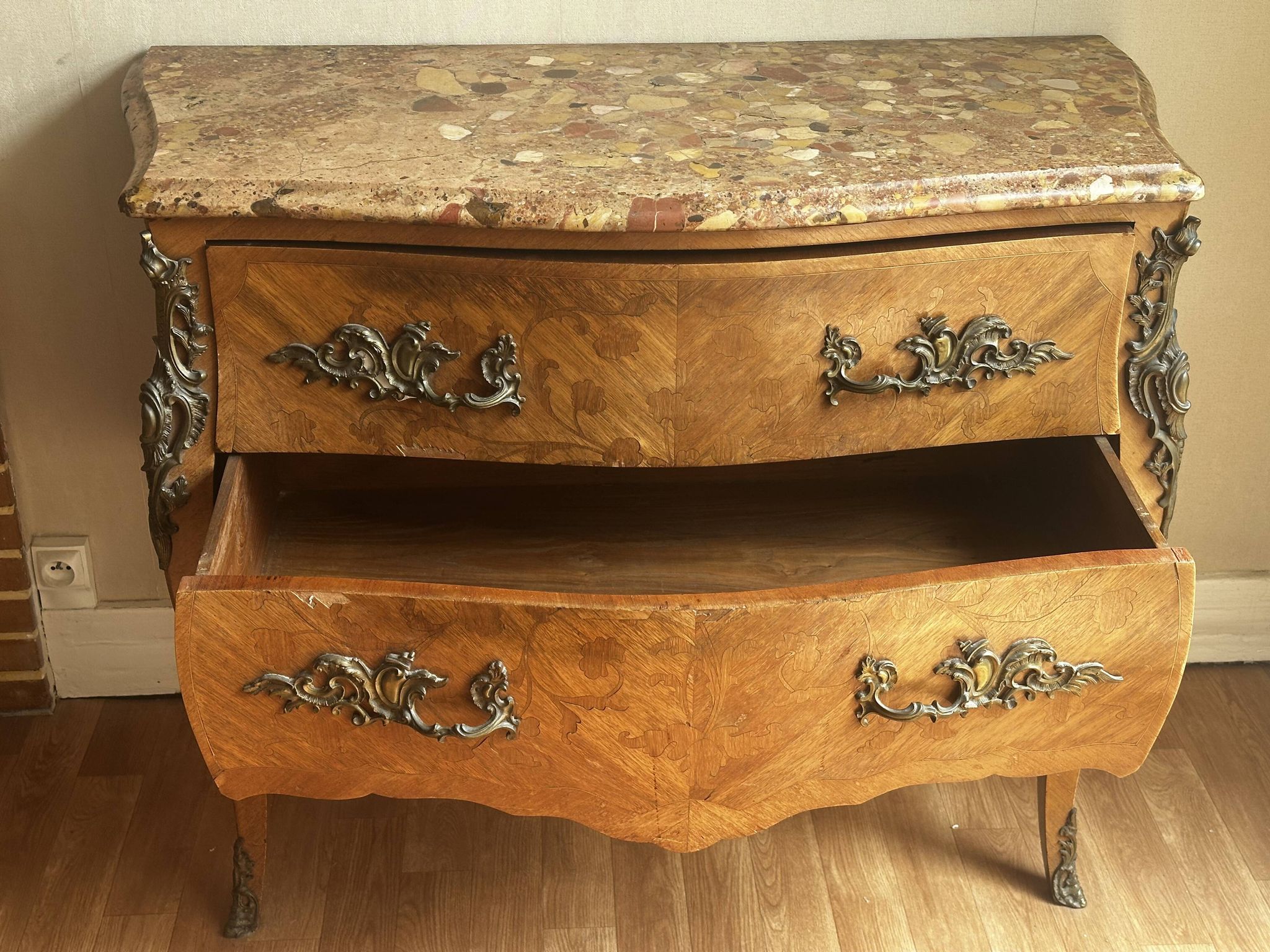 Commode galbée marquetée style Louis XV – plateau marbre- 19 e siècle