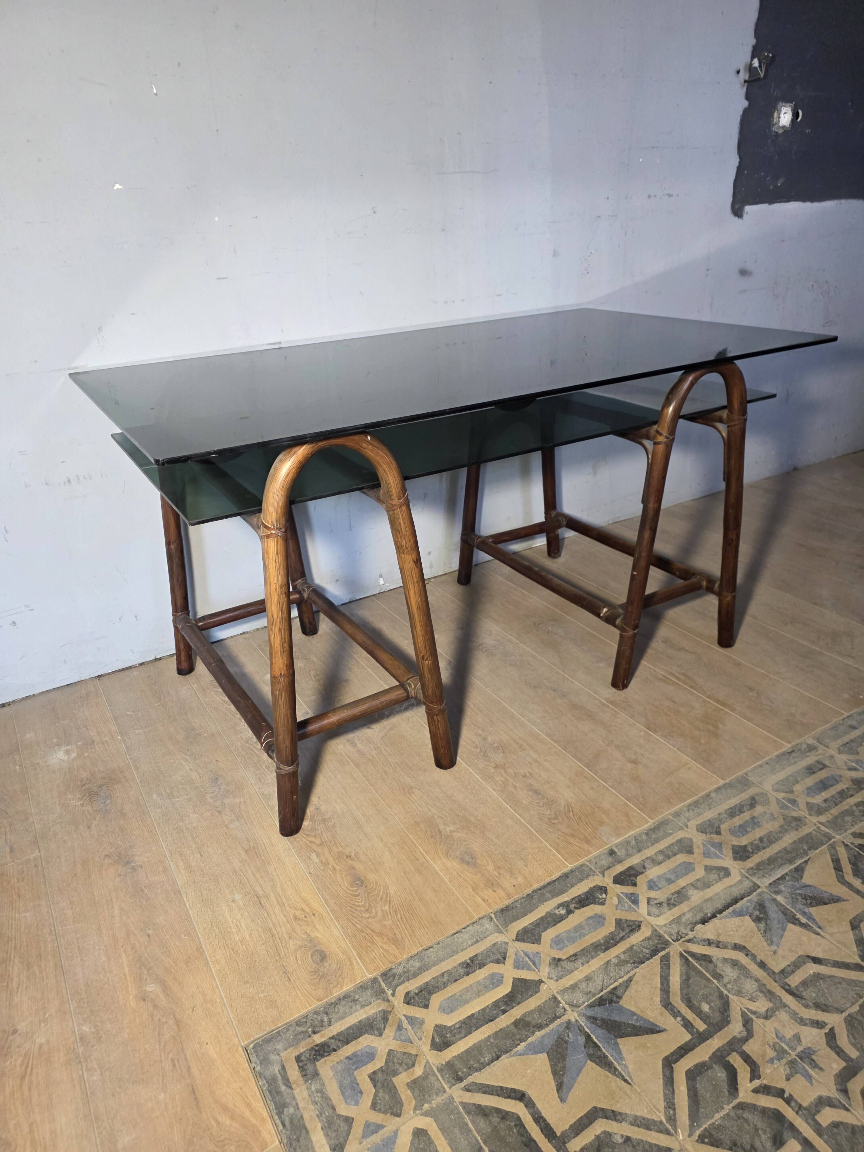 Bureau en rotin double plateau en verre fumé, années 70.