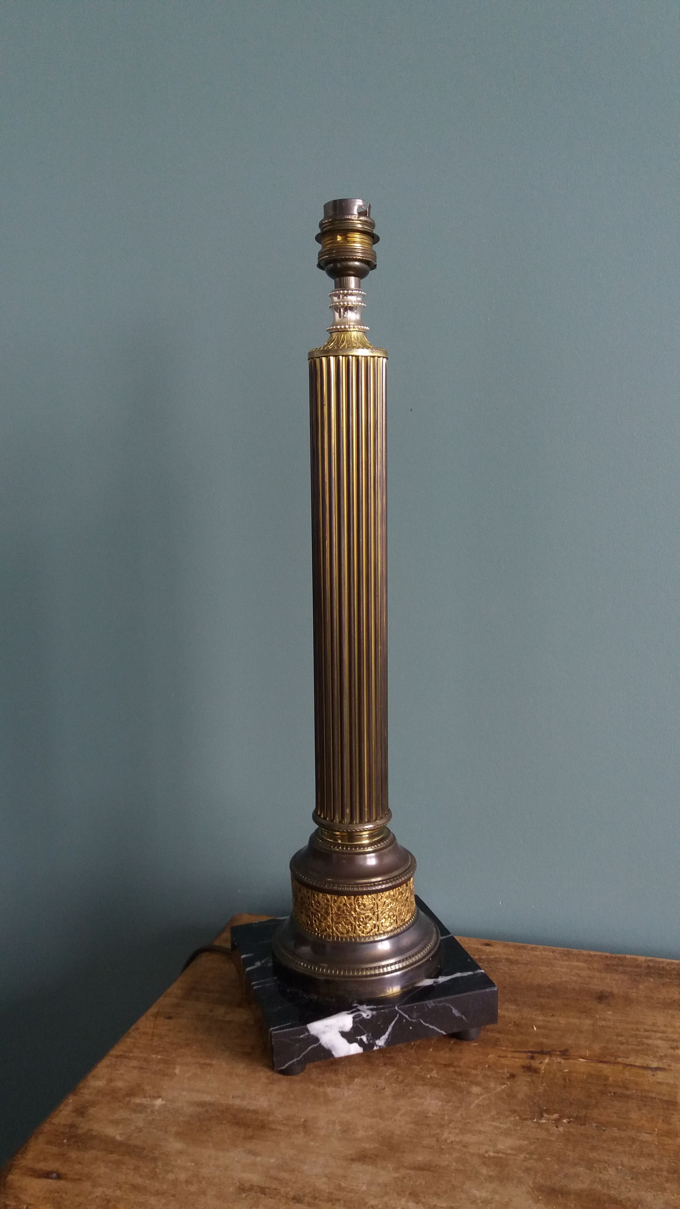 Antique column lamp in marble and gilded metal