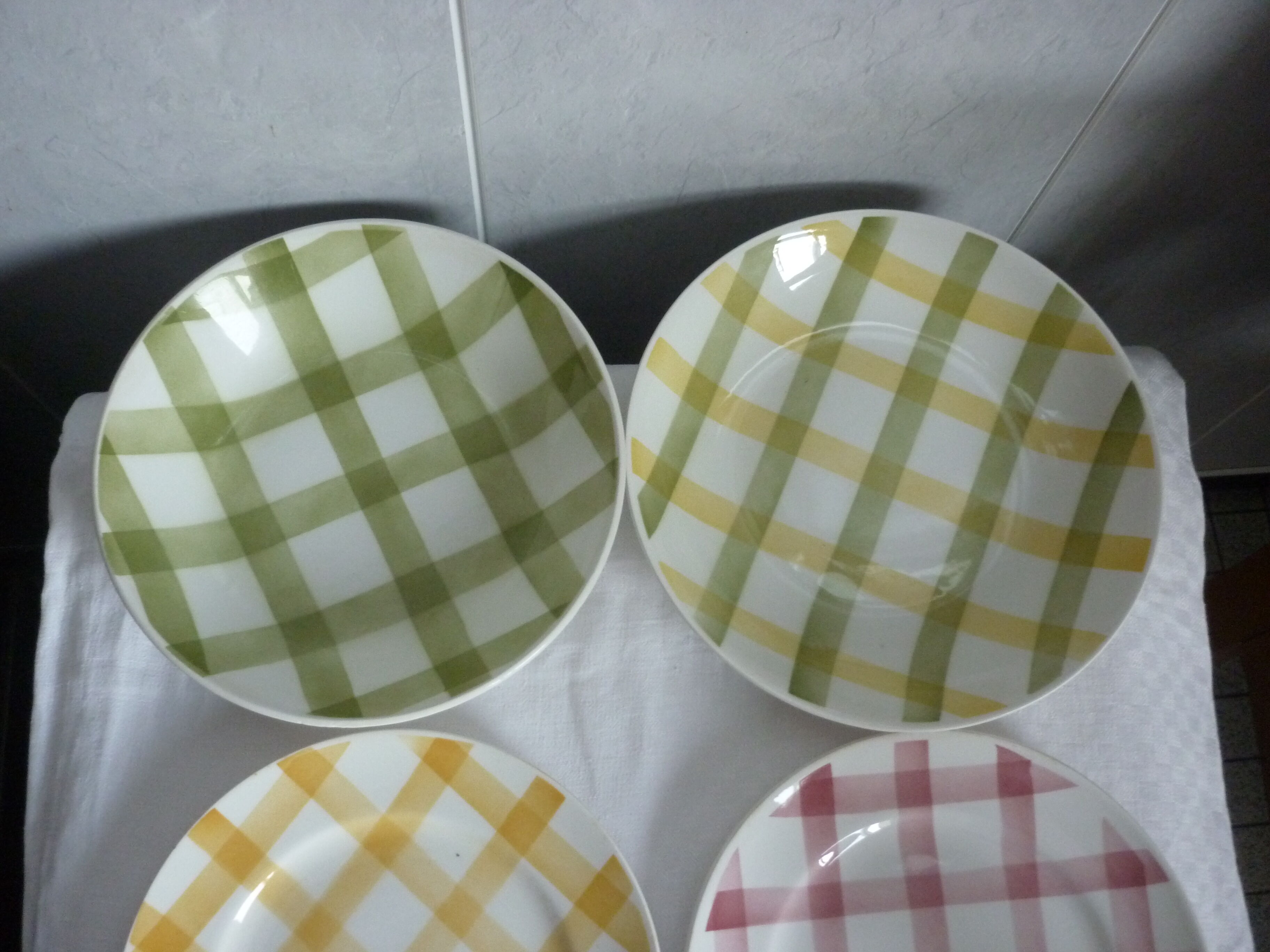 Lot of 6 plates mill of wolves model tablecloth