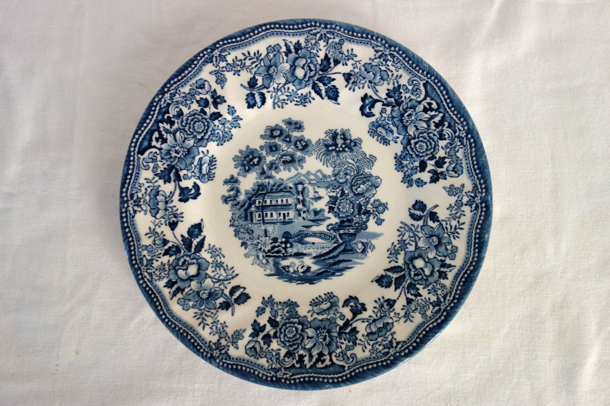 10 assiettes à dessert et plat Churchill The Georgian Collection  England