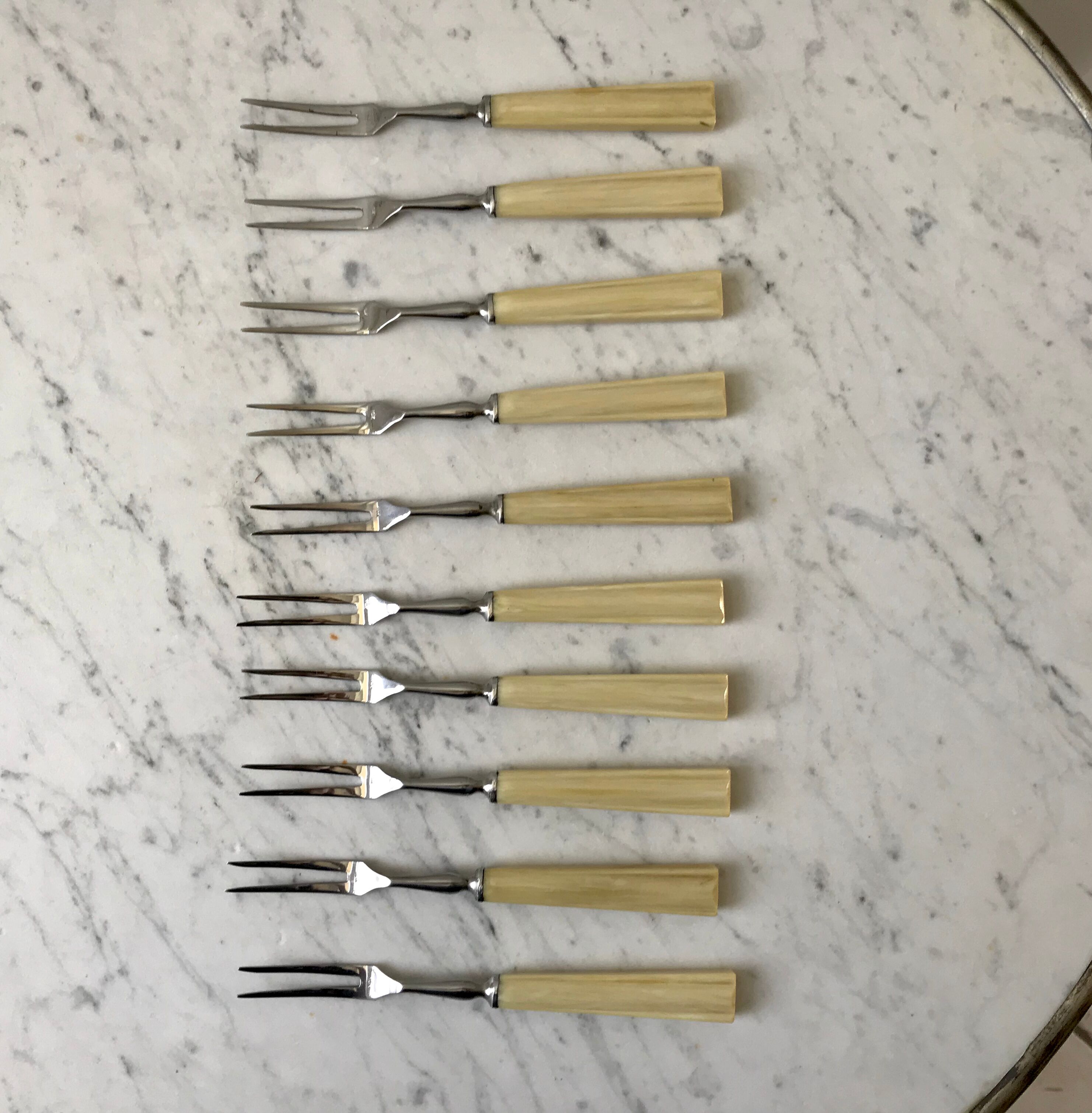Set of 10 dessert forks in Bakelite 60s-70s