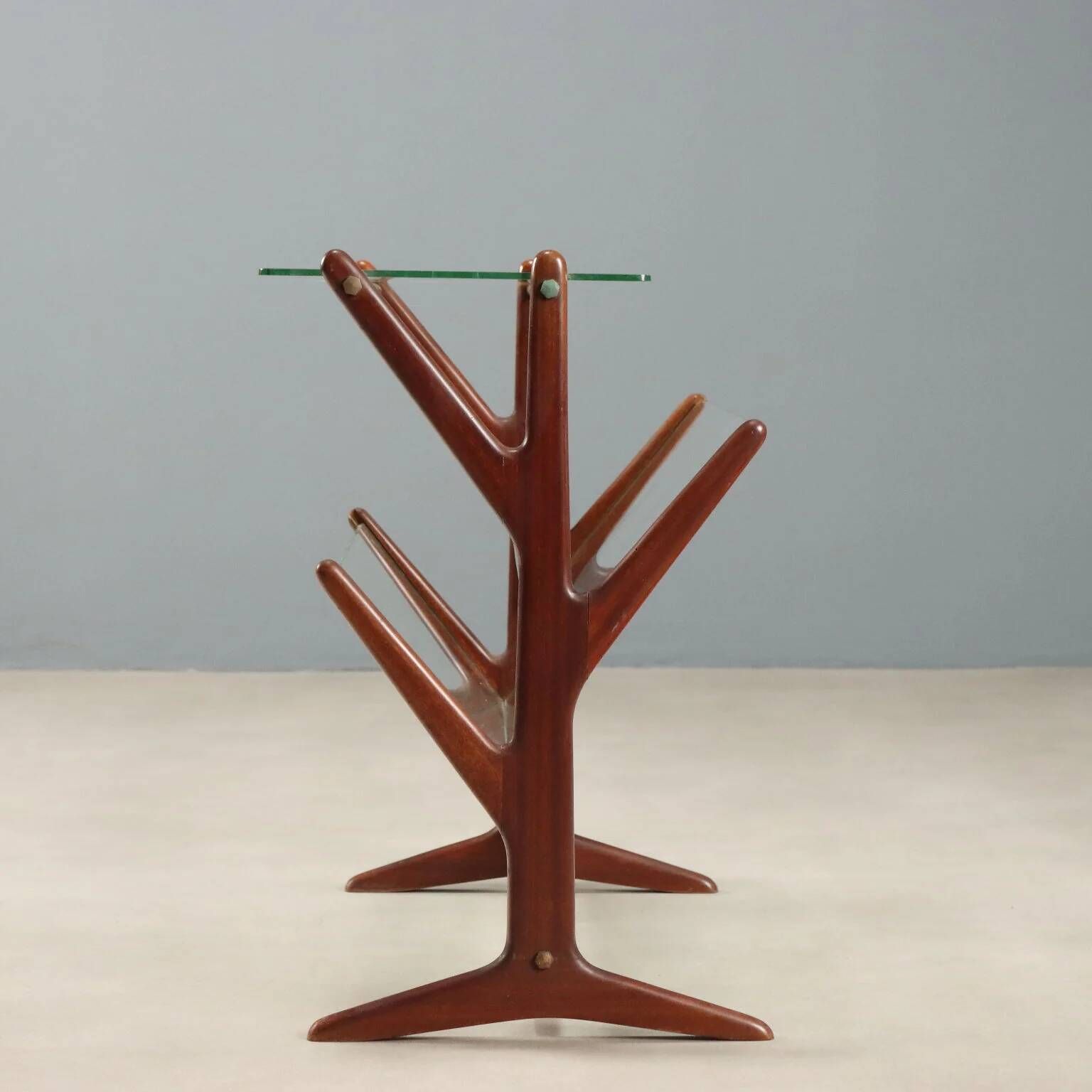 Vintage magazine rack in beech, glass and brass, Italian design from the 1950s.
