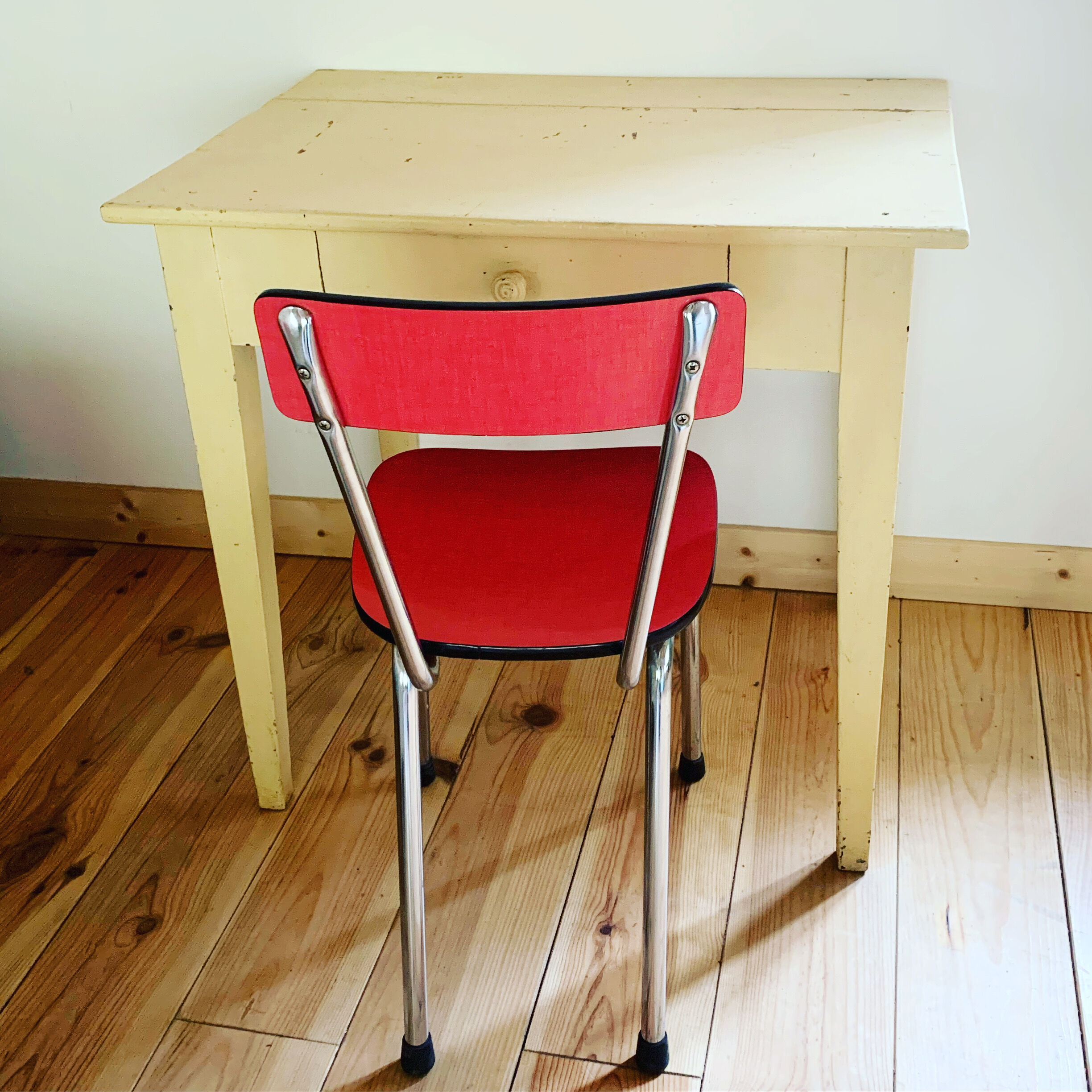 Chaise en formica rose
