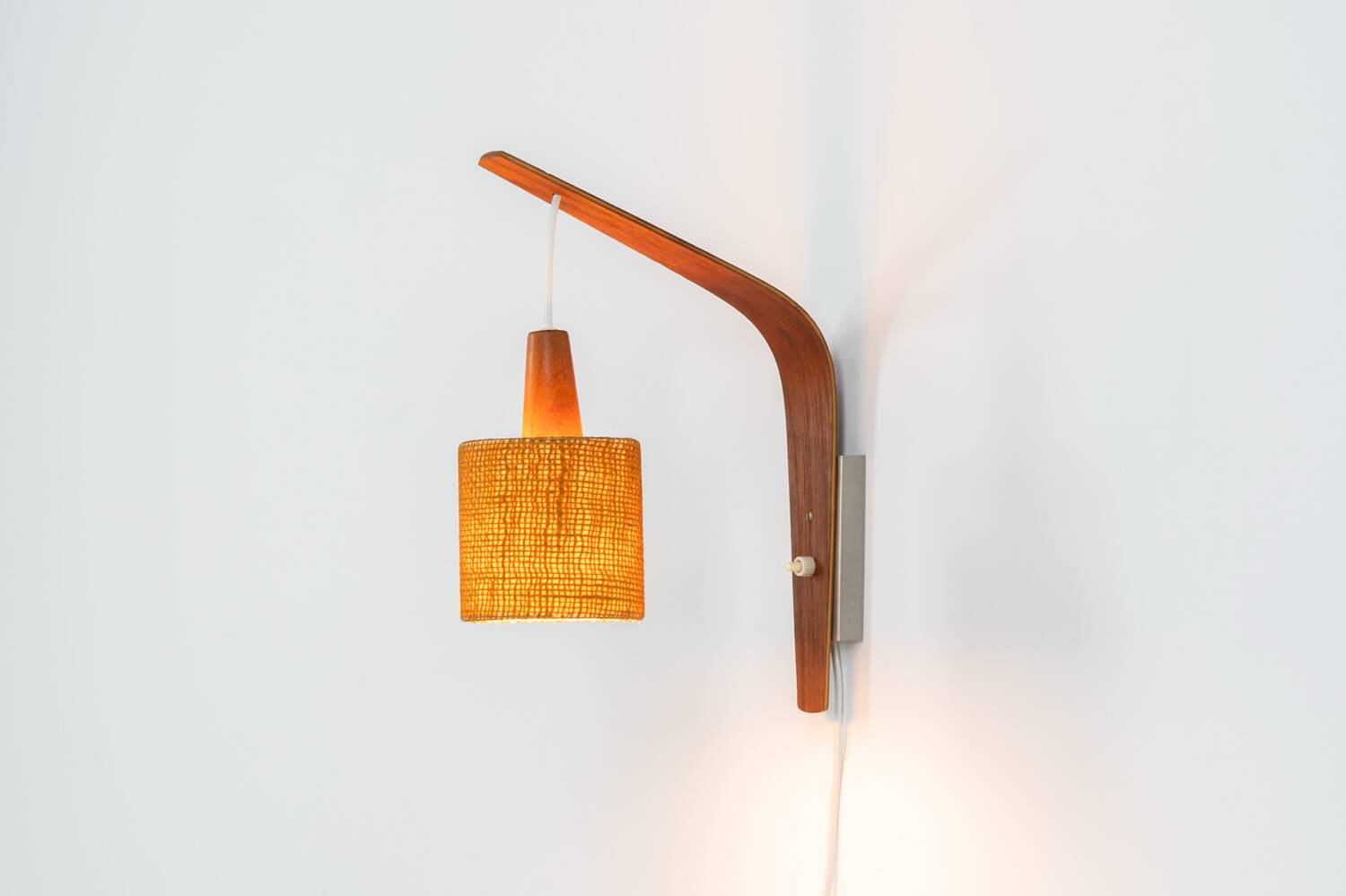 Applique en contreplaqué et sisal (Danemark, années 1960).