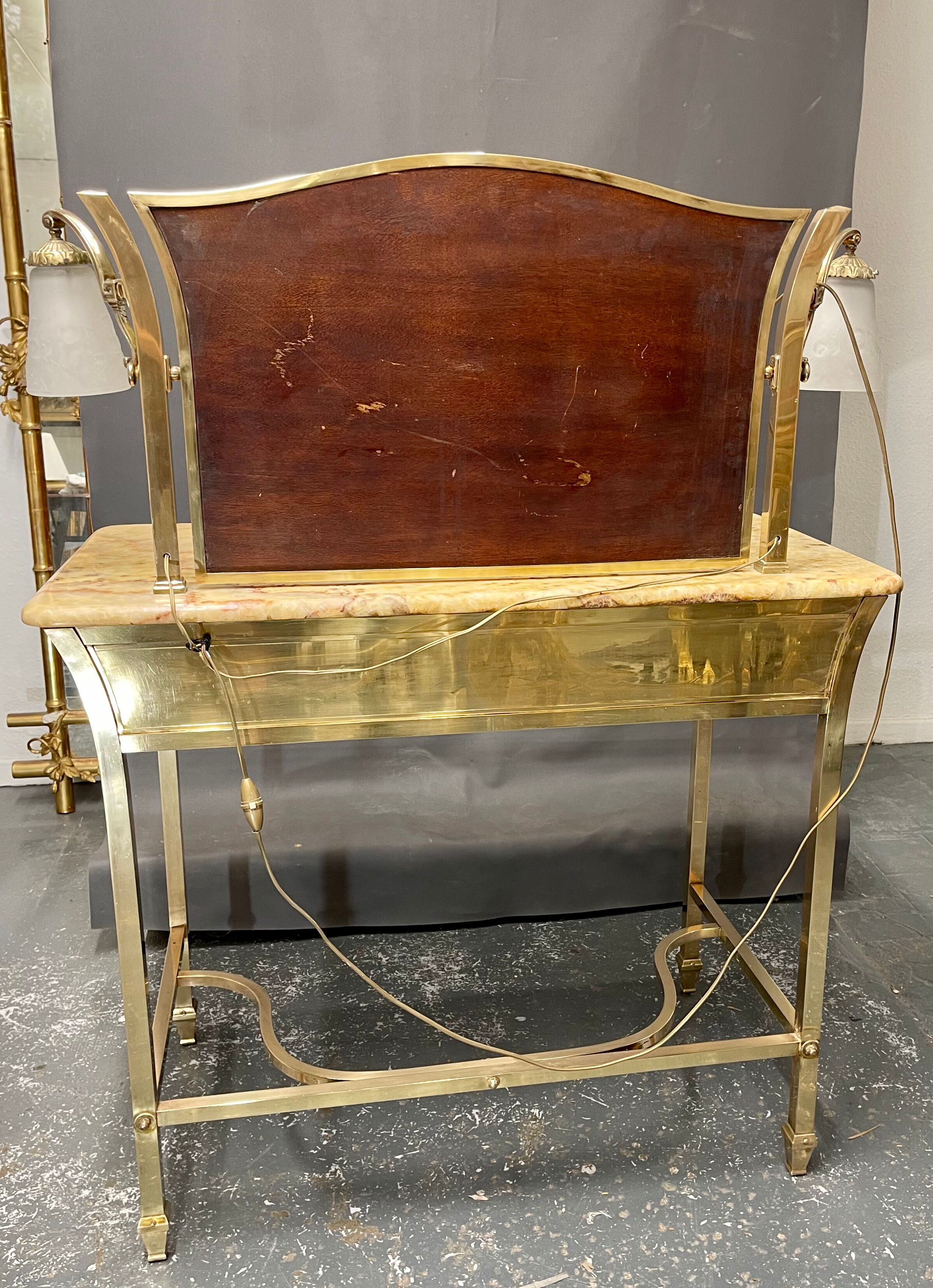 Coiffeuse années 20/30 en laiton dessus marbre ,verrerie muller