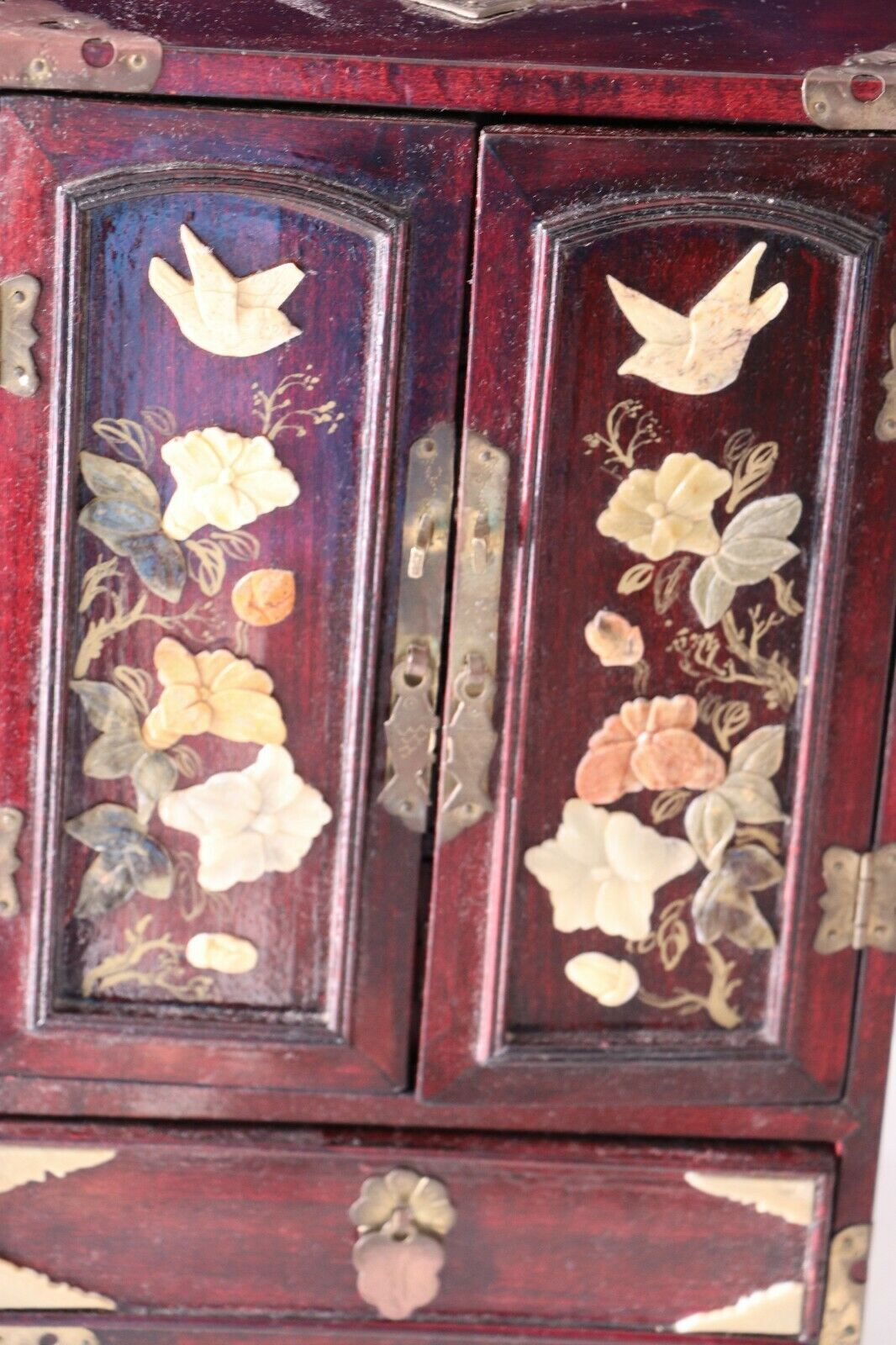 Chinese jewelry box in carved wood and inlaid stones 19th
