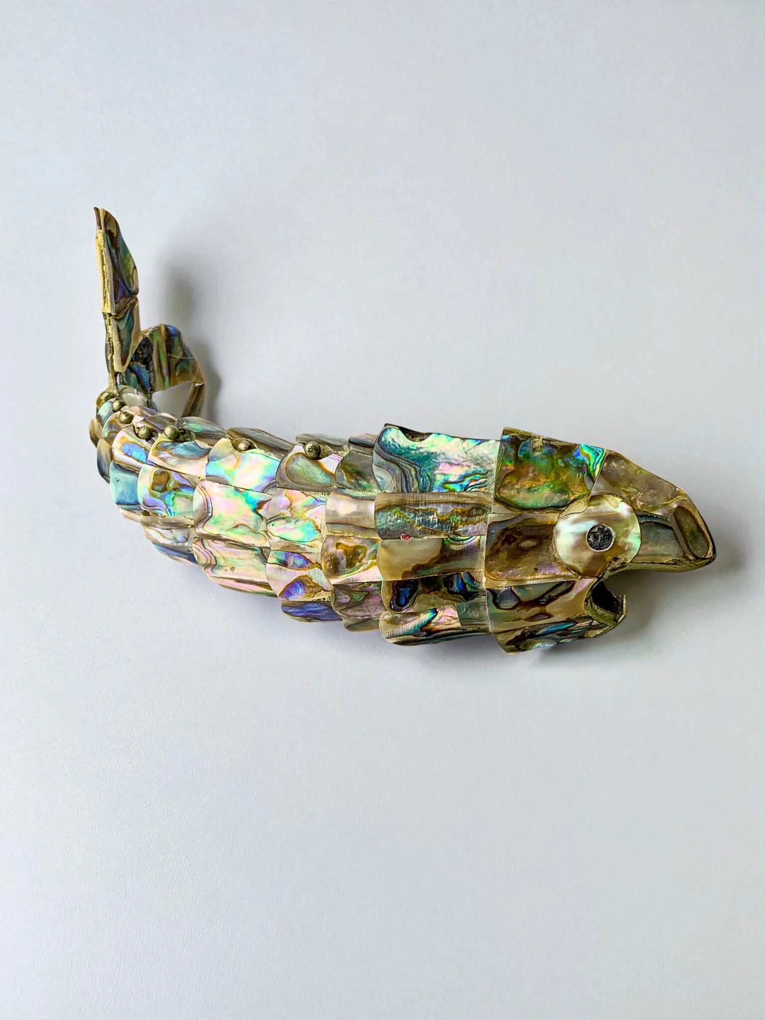 Ouvre-bouteille en forme de poisson en laiton avec coquille d'ormeau articulée, Mexique, années 1980, 20 cm