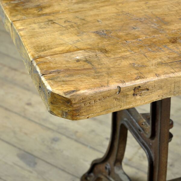 Table Industrielle Avec Un Plateau En Vieux Pin