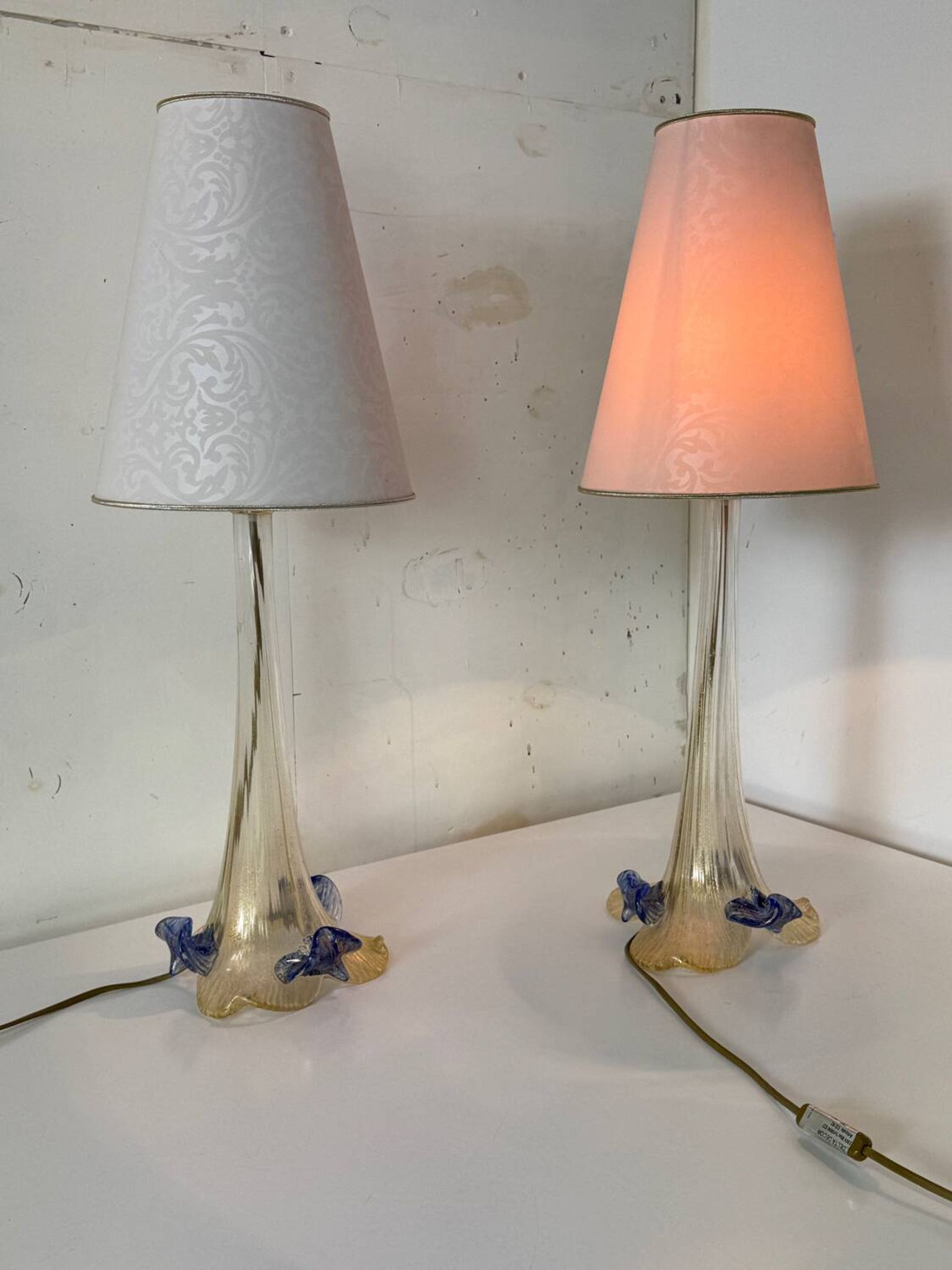 Set of 2 vintage romantic Venetian Italian table lamps in Murano glass.