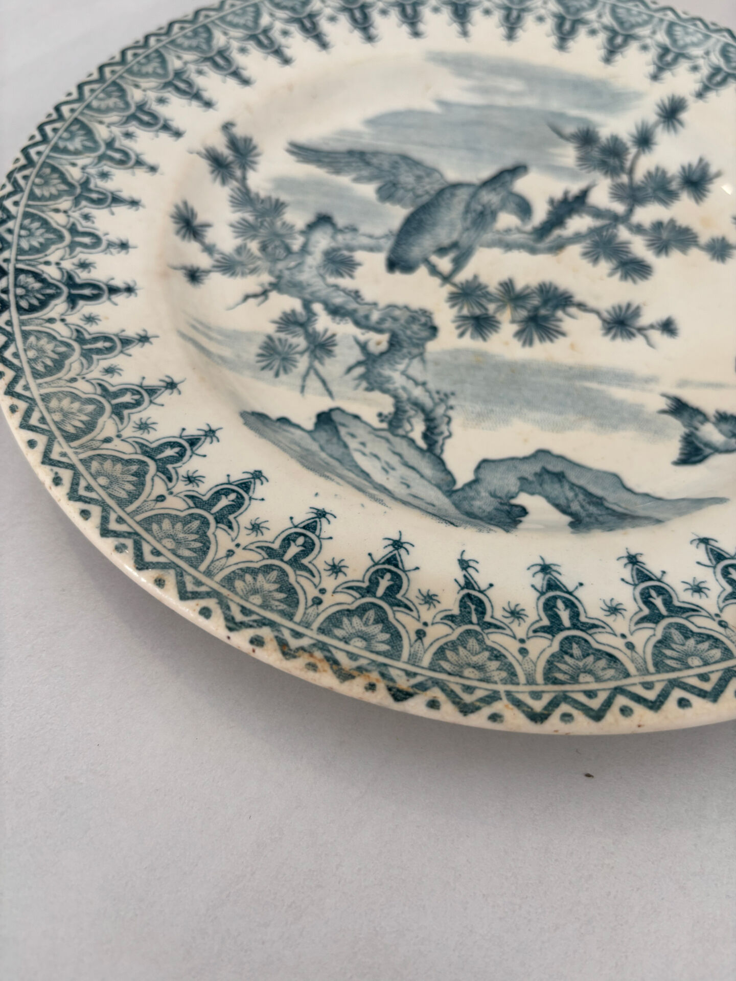 Flat plate iron earth Gien French earthenware eagle decoration - faience
