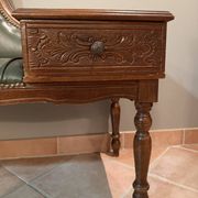 Banquette ancienne en bois sculpté avec assise capitonnée verte et tir