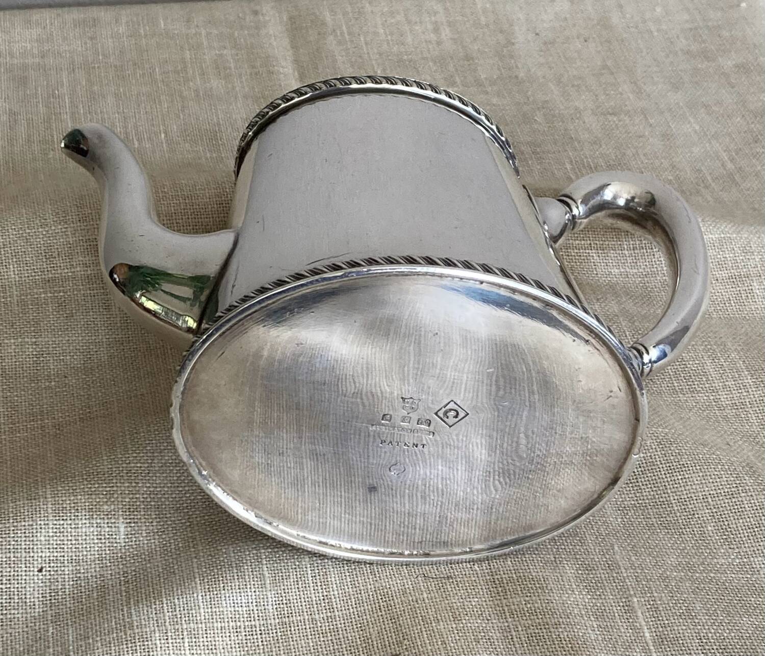 Petite Théière en métal argenté poinçonné made in Angleterre ELKINGTON PLATE
