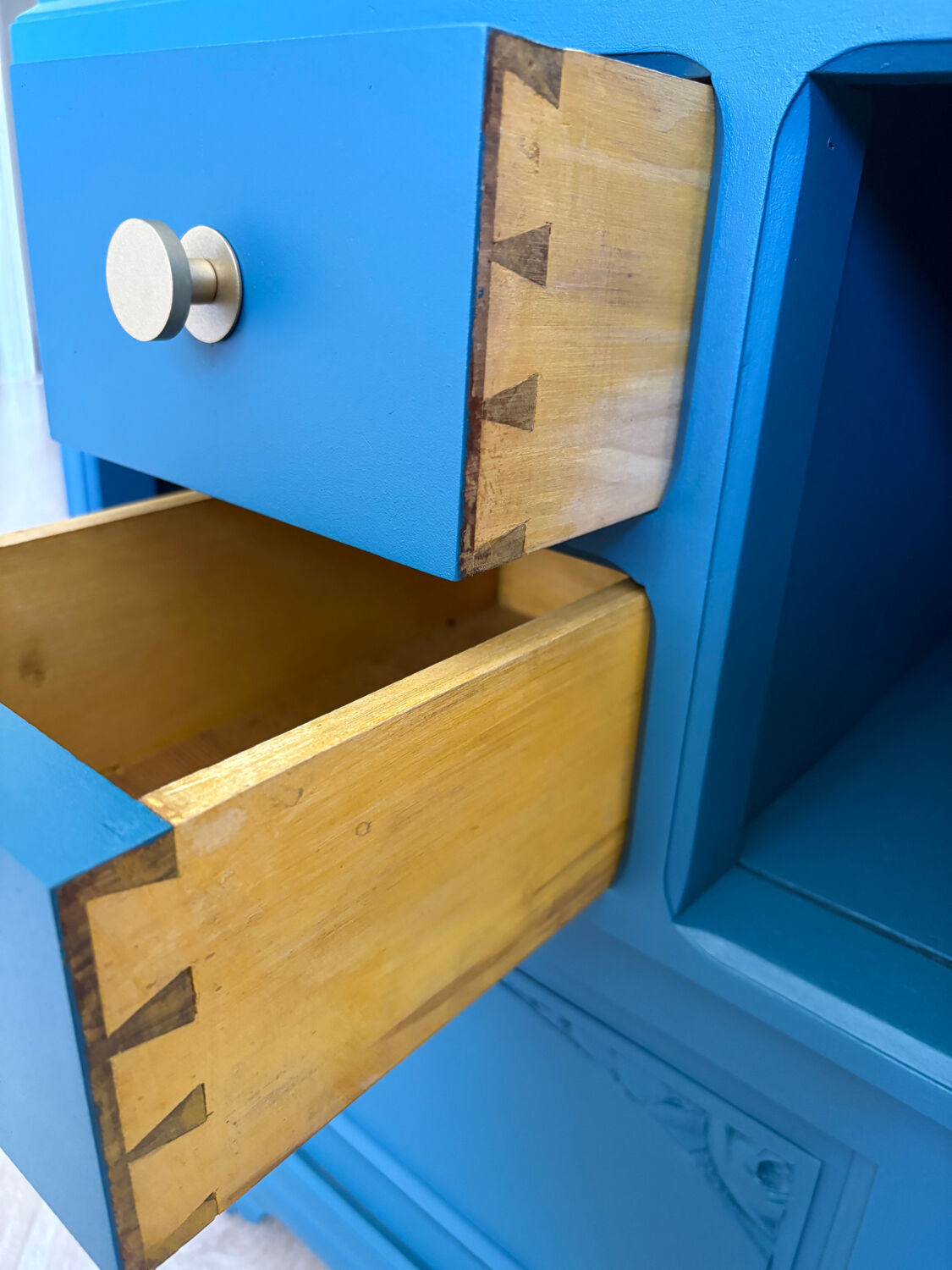 Art Deco bedside table reimagined – Teal & Onyx Marble