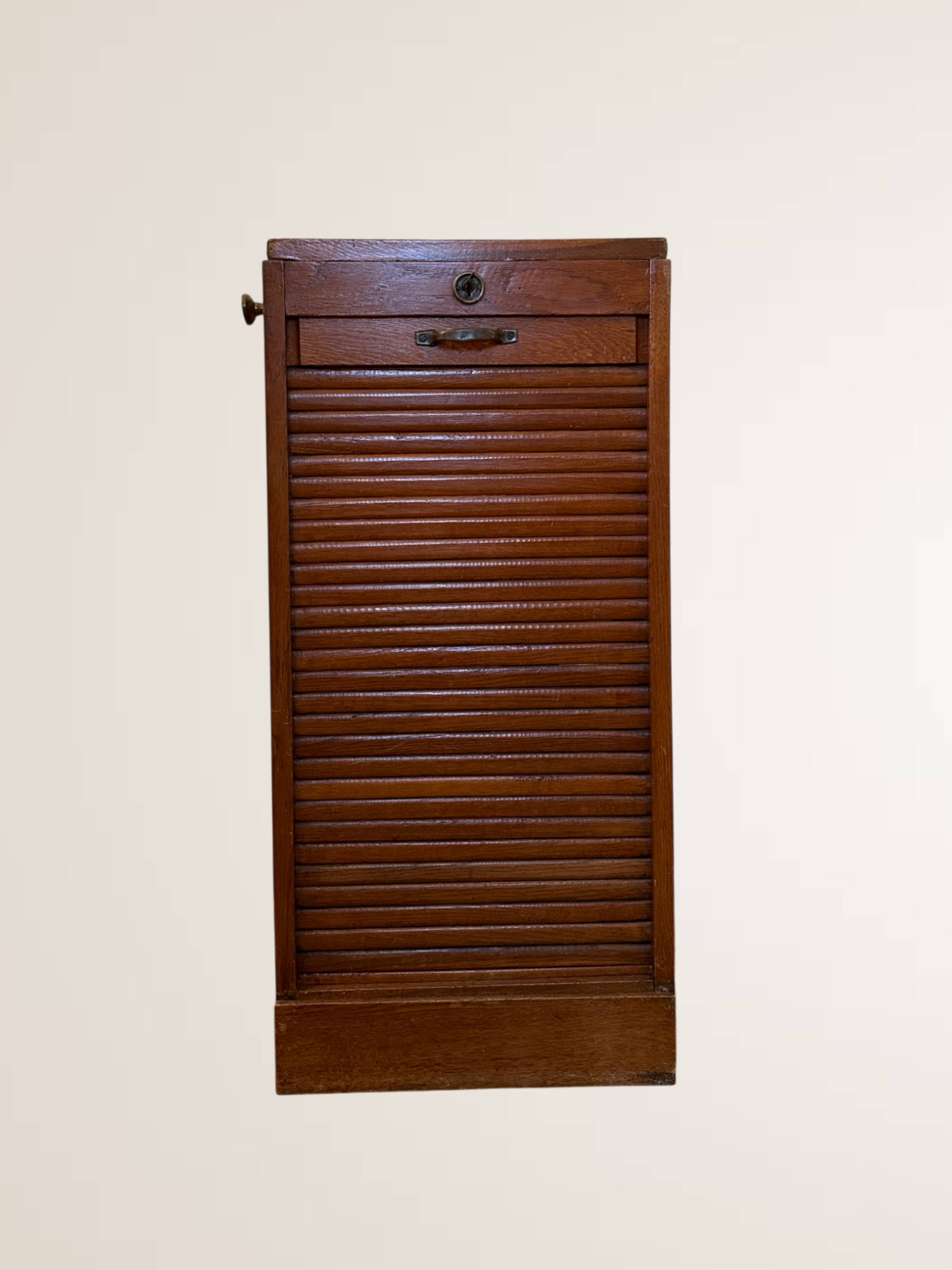 Meuble à rideau bas en bois clair