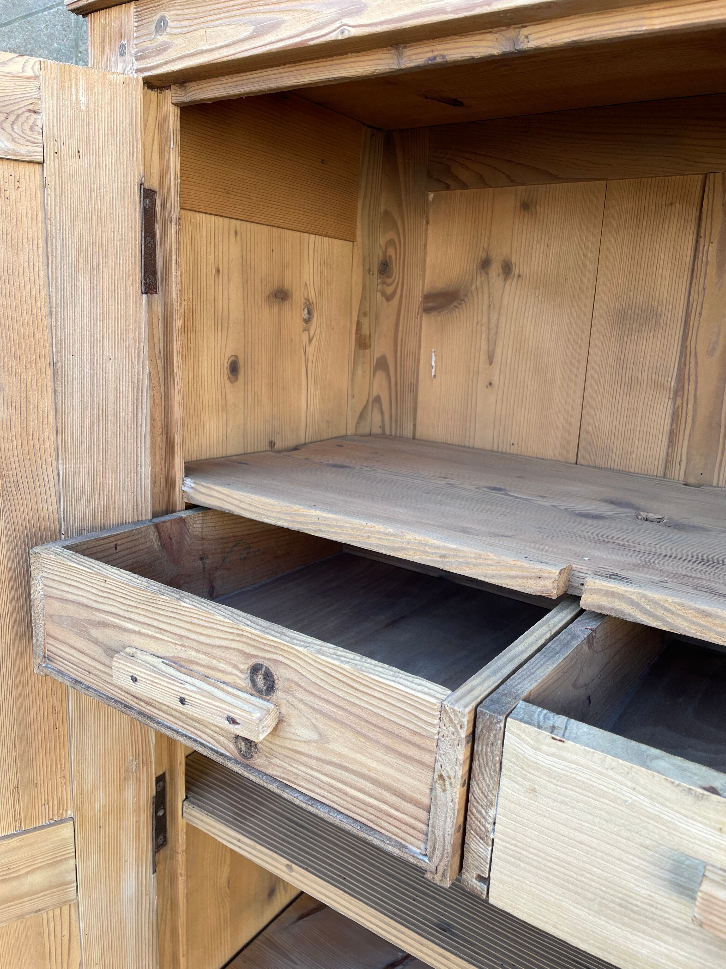 Armoire parisienne ancienne