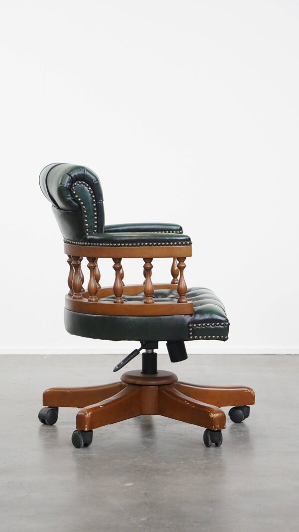 Chaise de bureau chesterfield anglaise élégante en cuir de vachette verte.