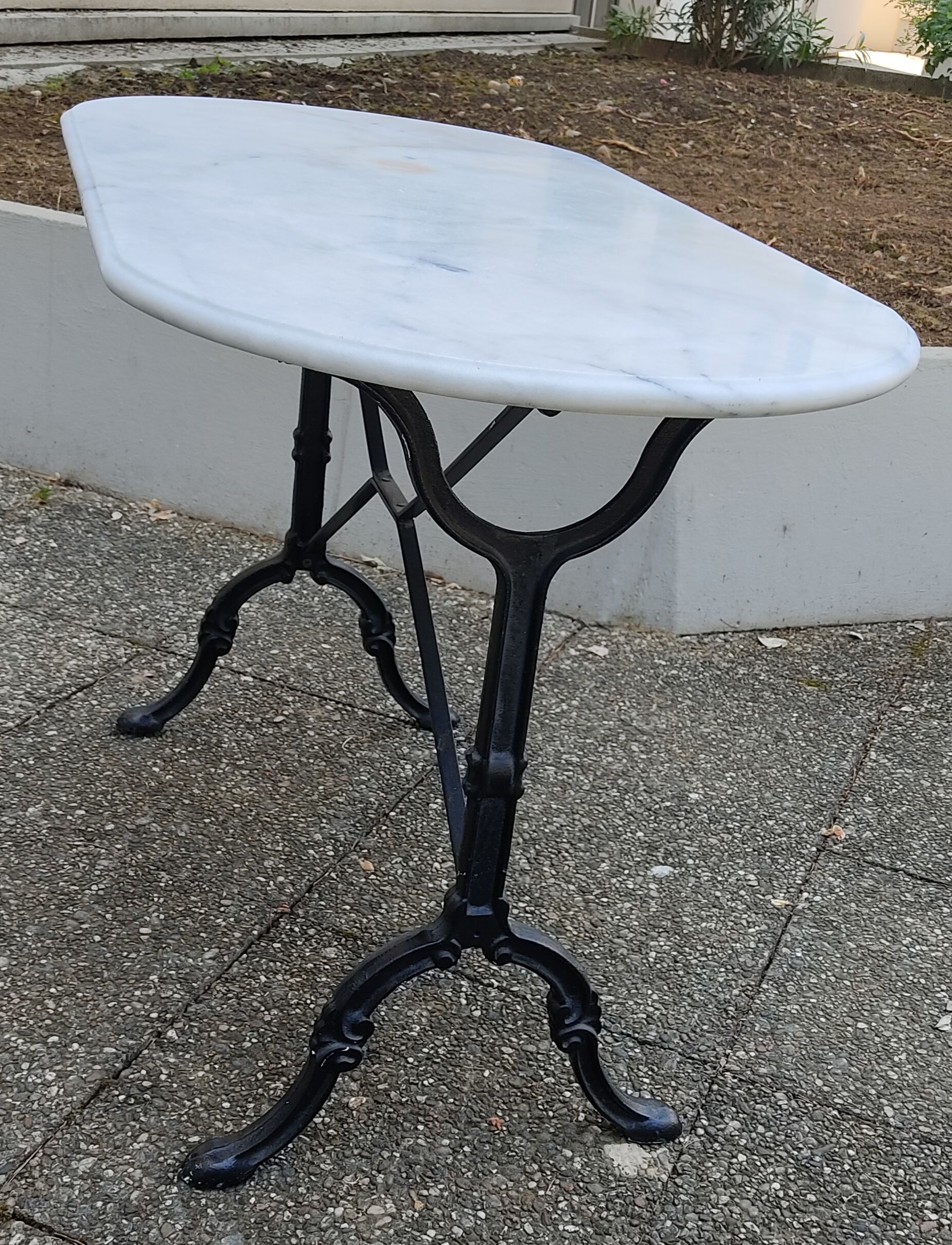 Table ovale en marbre blanc de carrare