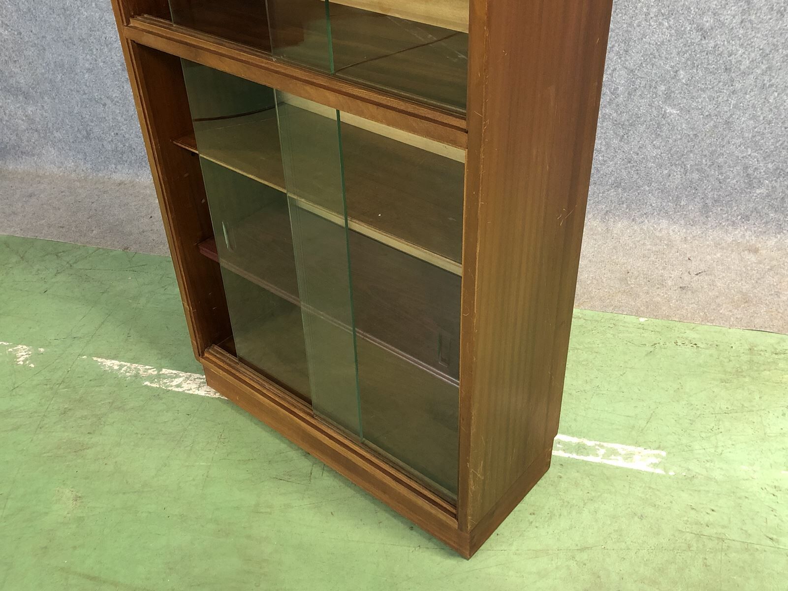 Display with sliding doors in mahogany - 50s