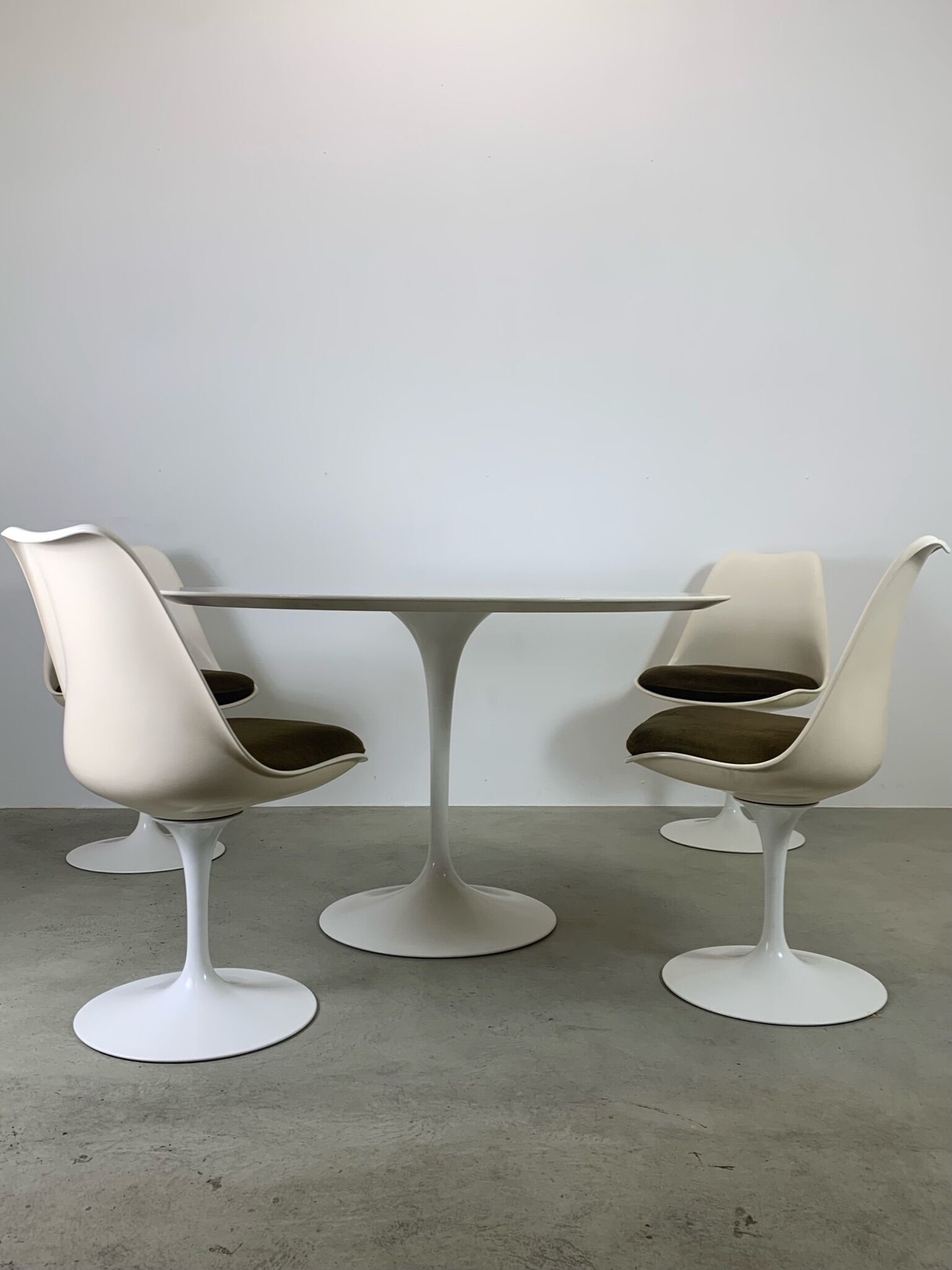 Eero Saarinen Tulip Dining Set with Swifel Chairs for Knoll International 1960s