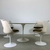 Eero Saarinen Tulip Dining Set with Swifel Chairs for Knoll International 1960s
