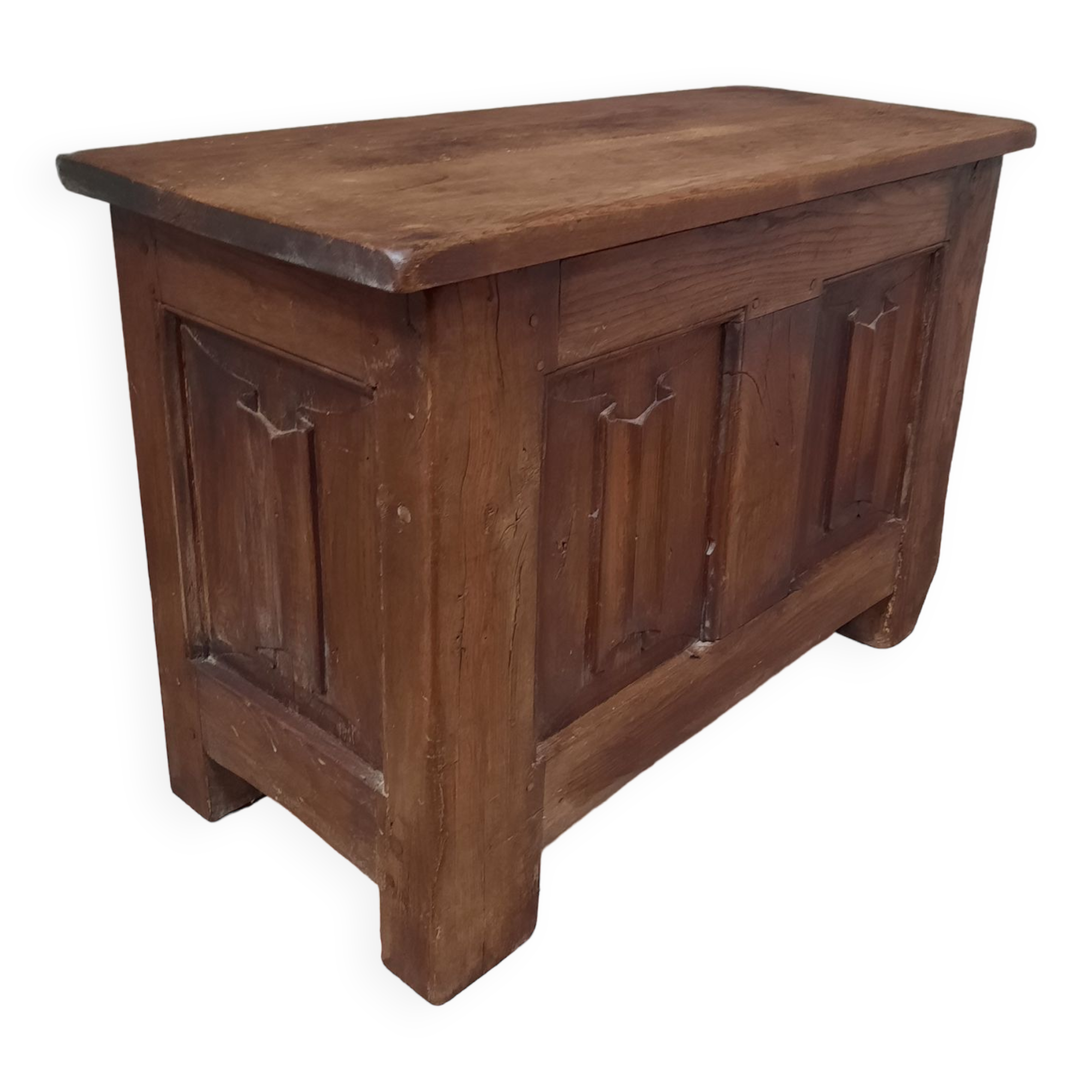 Oak chest with towel pleats