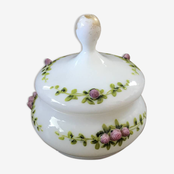 Pot couvert en opaline blanche à décor en relief de rose