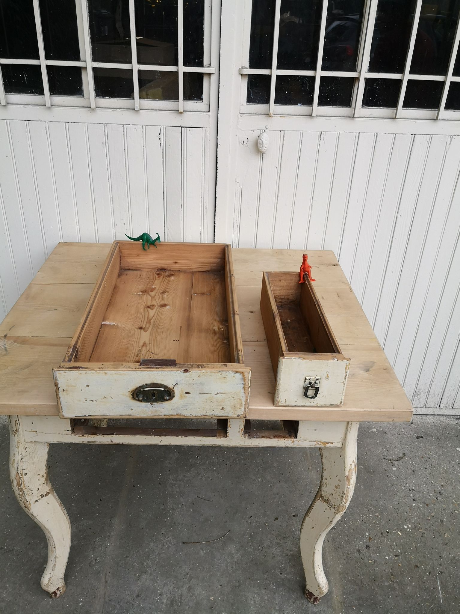 Table de cuisine vintage en bois, pieds courbés