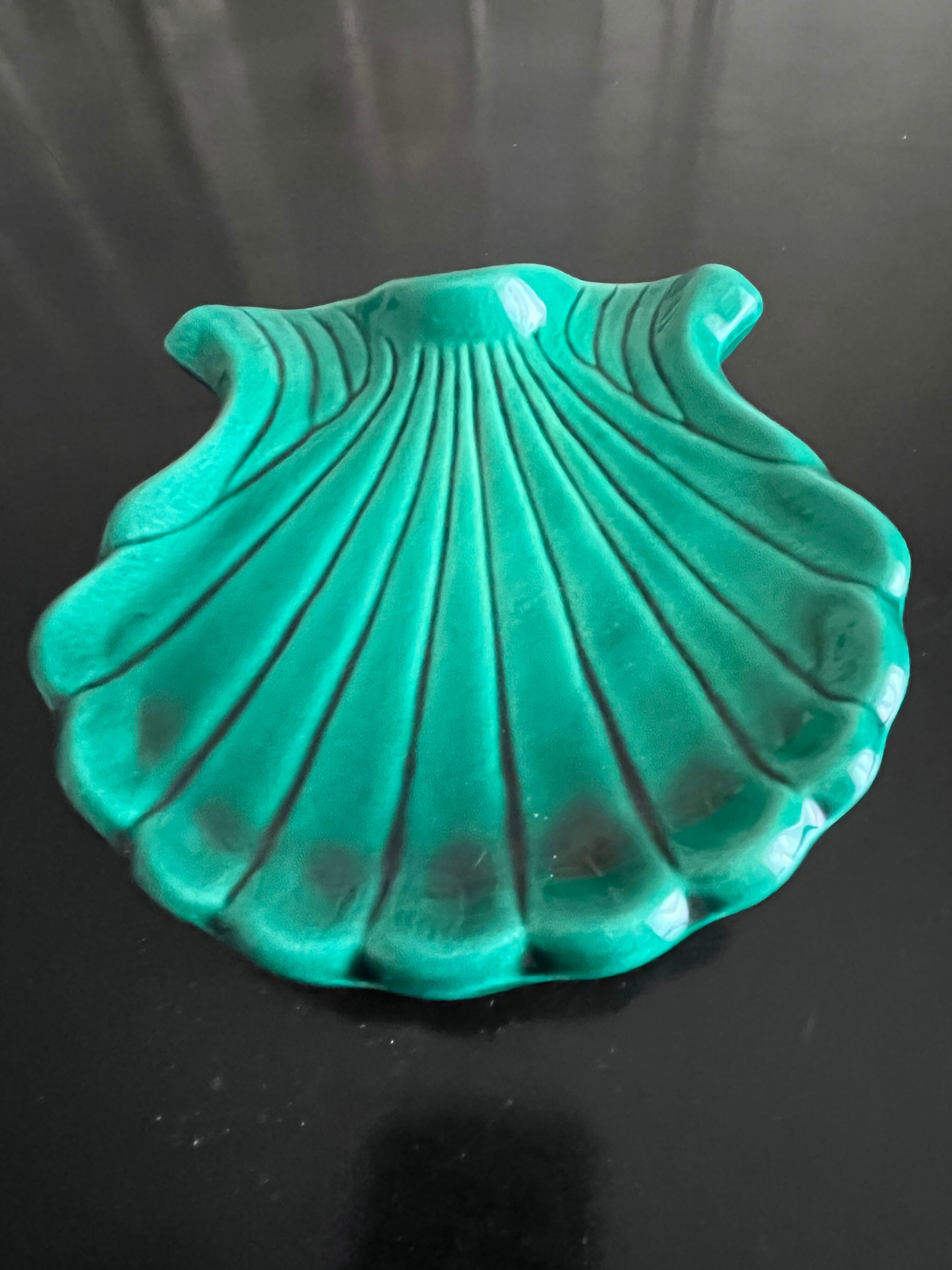 Empty shell-shaped pocket