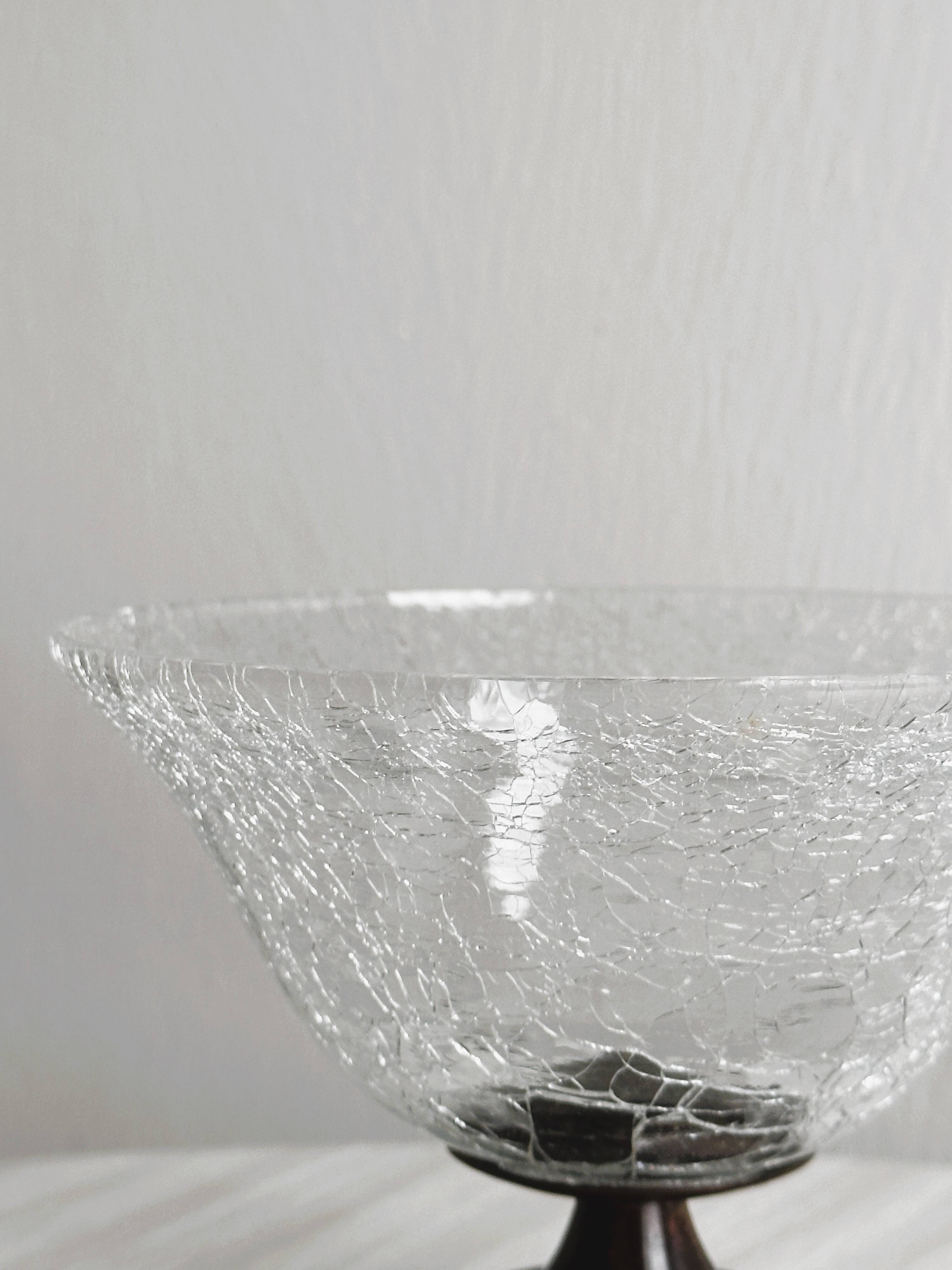 Petite coupe sur pied en verre craquelé