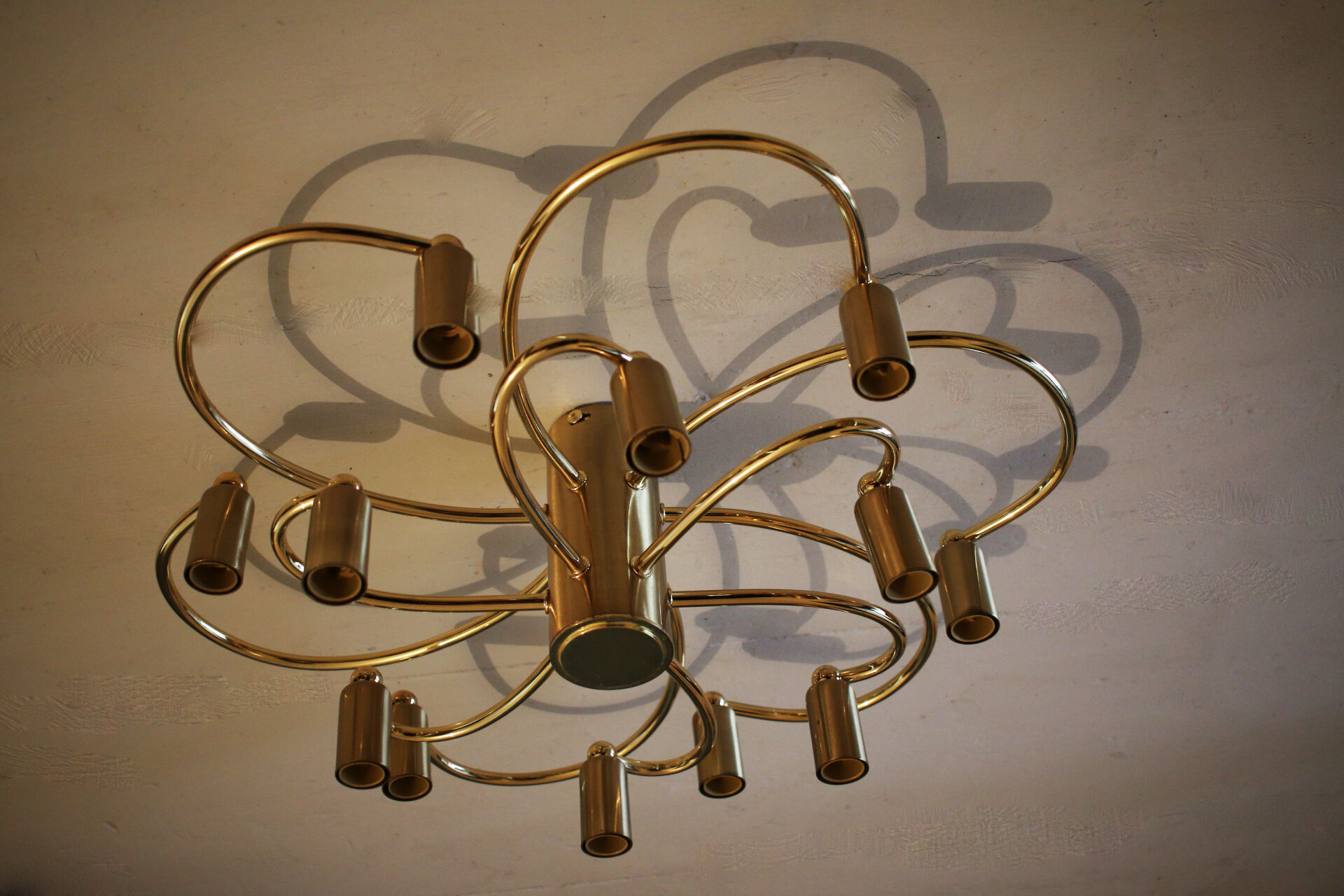 Mid century two-tier brass spiral 12 light chandelier by Helestra, 1970
