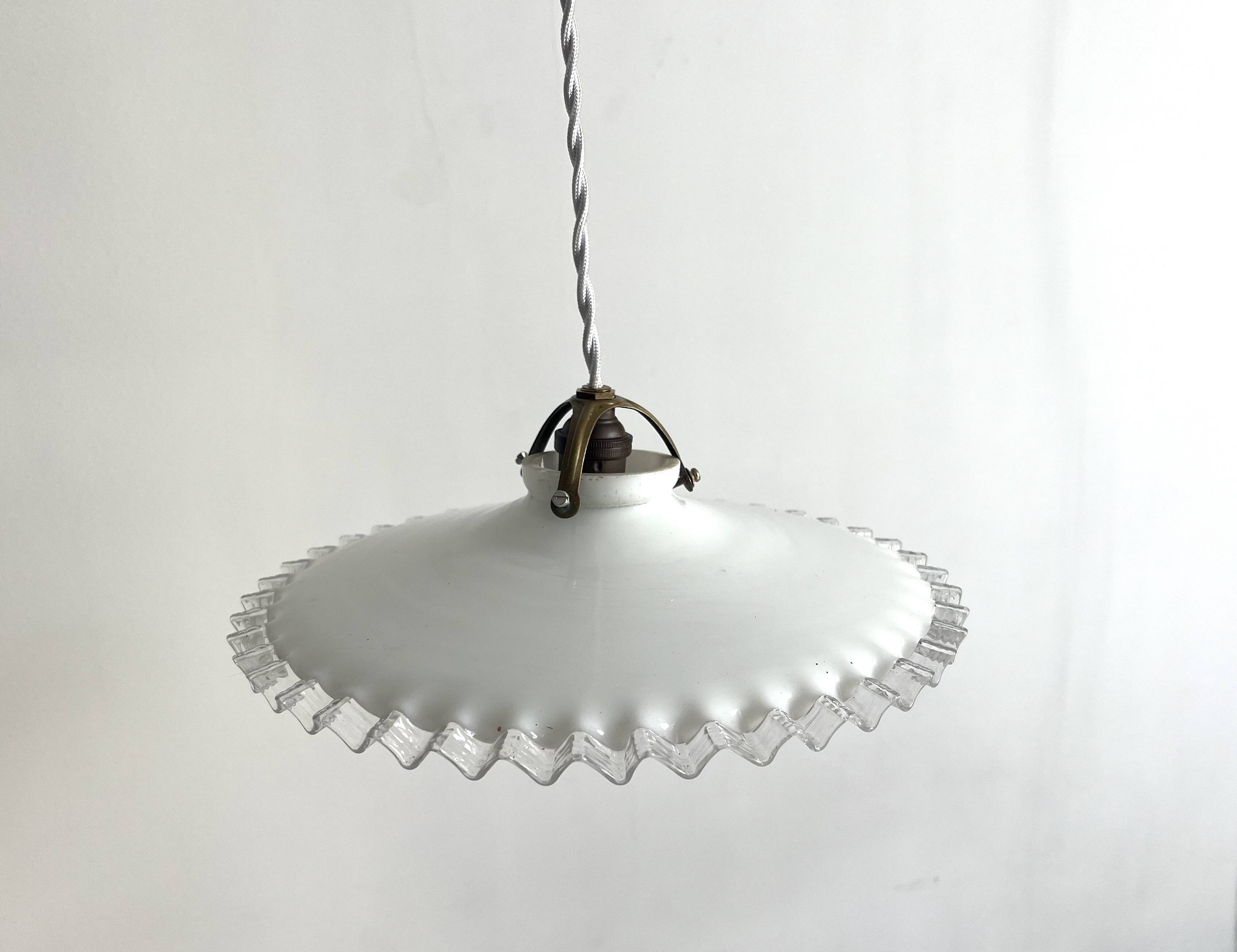 Suspension opaline blanche bord dentelé