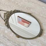 Miroir ovale en laiton doré
