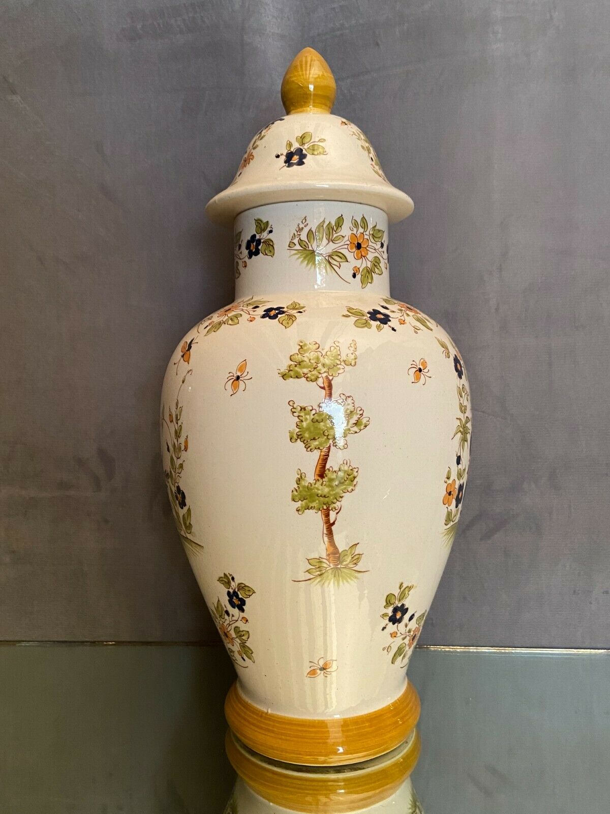 Potiche in earthenware decoration Old Moustiers XVIIIth