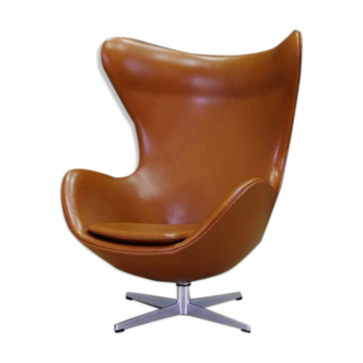 Egg chair in leather by Arne Jacobsen