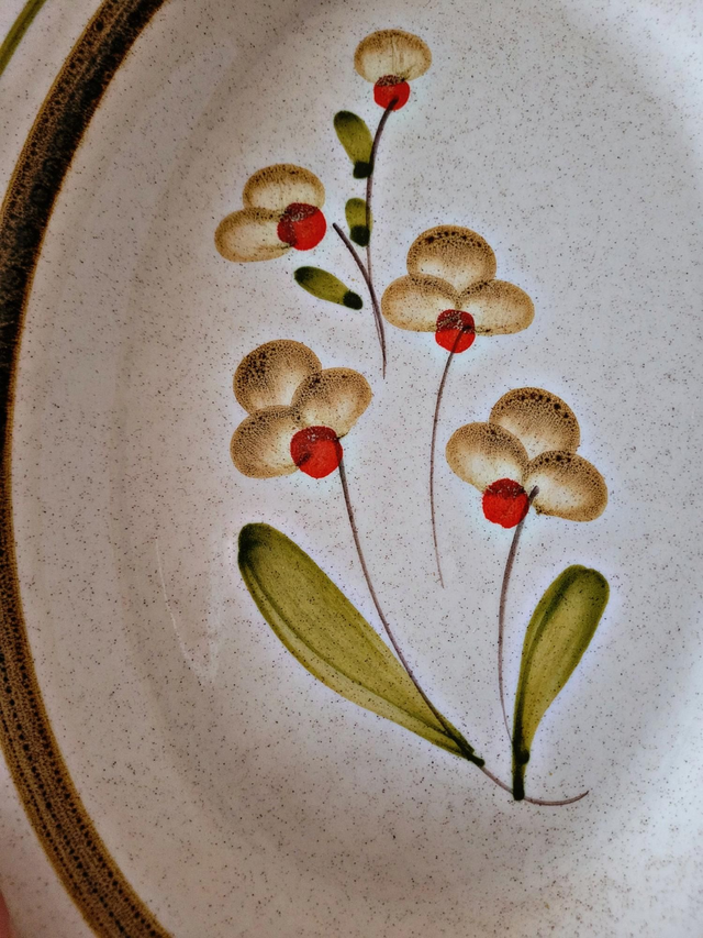 Oval stoneware plate - floral pattern - made in Italy?