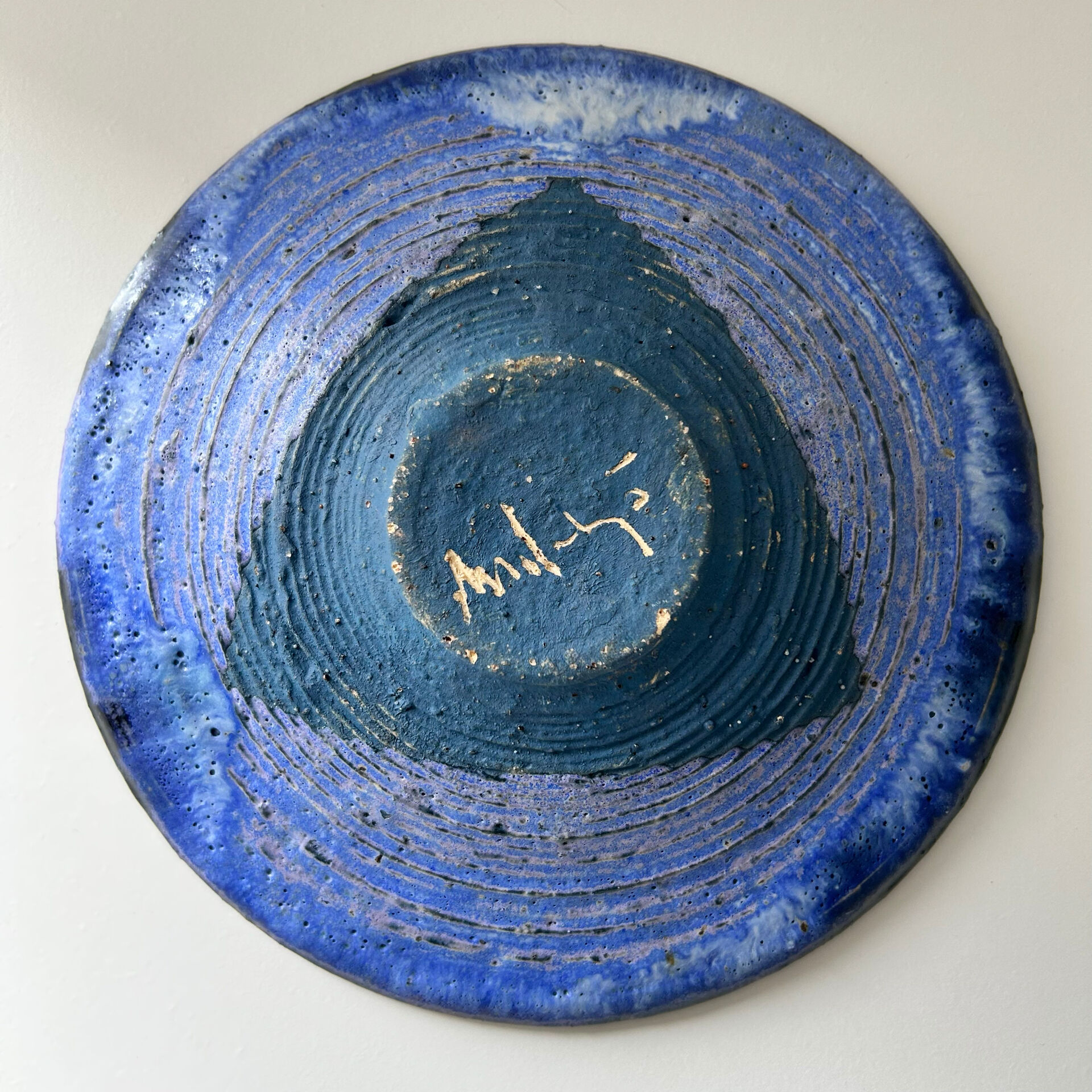 Plat creux bleu indigo signé