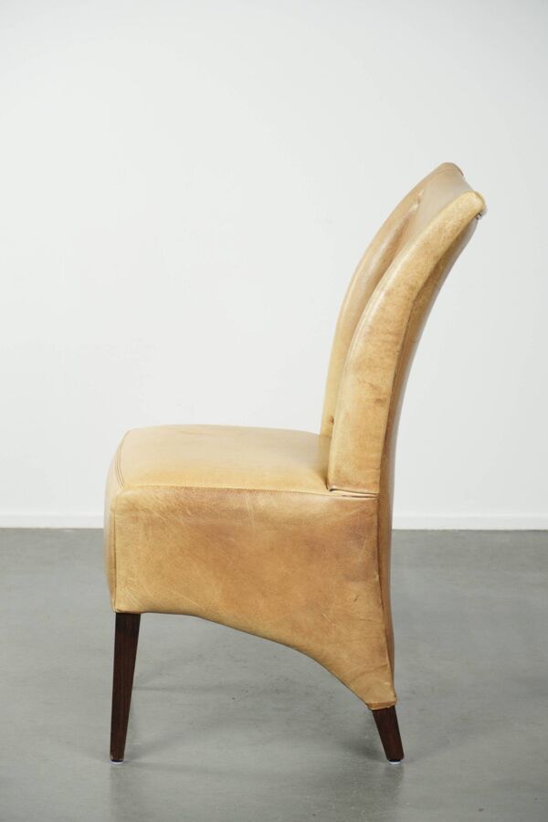 Chaise de salle à manger/chaise d'appoint/chaise de bureau en cuir de vache avec un siège confortable et un dossier haut.