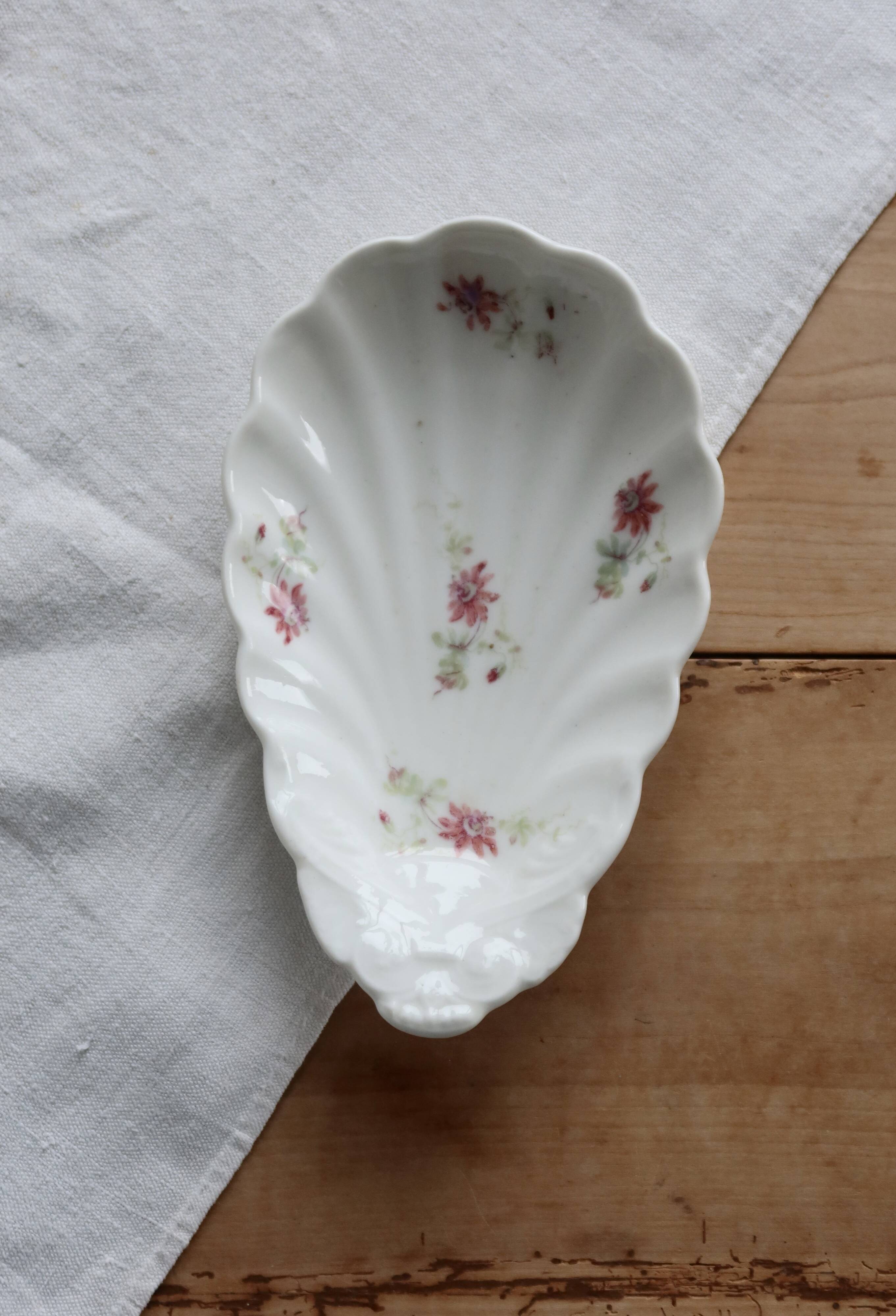Vintage porcelain shell dish – Polychrome floral decoration