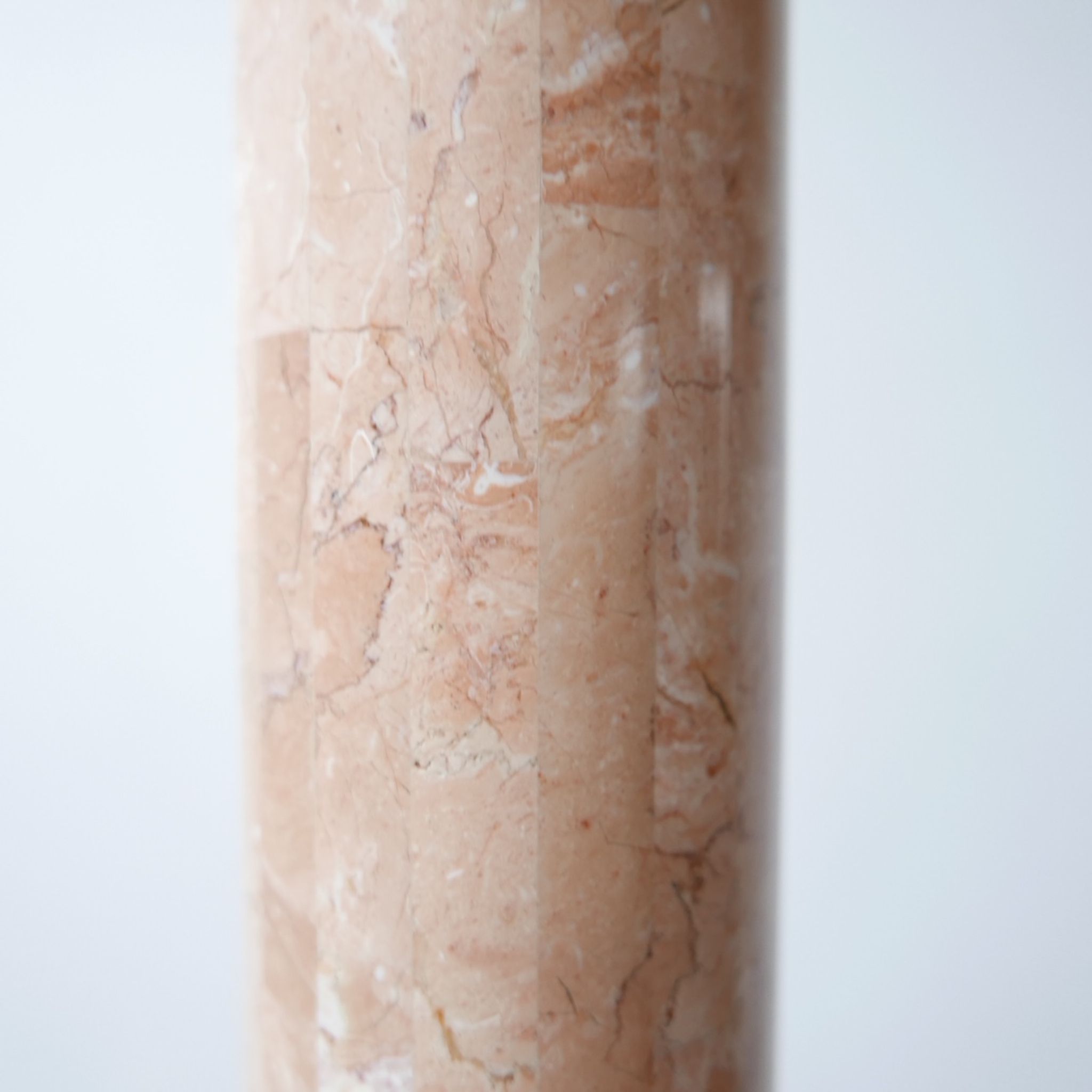 Lampadaire en marbre rose