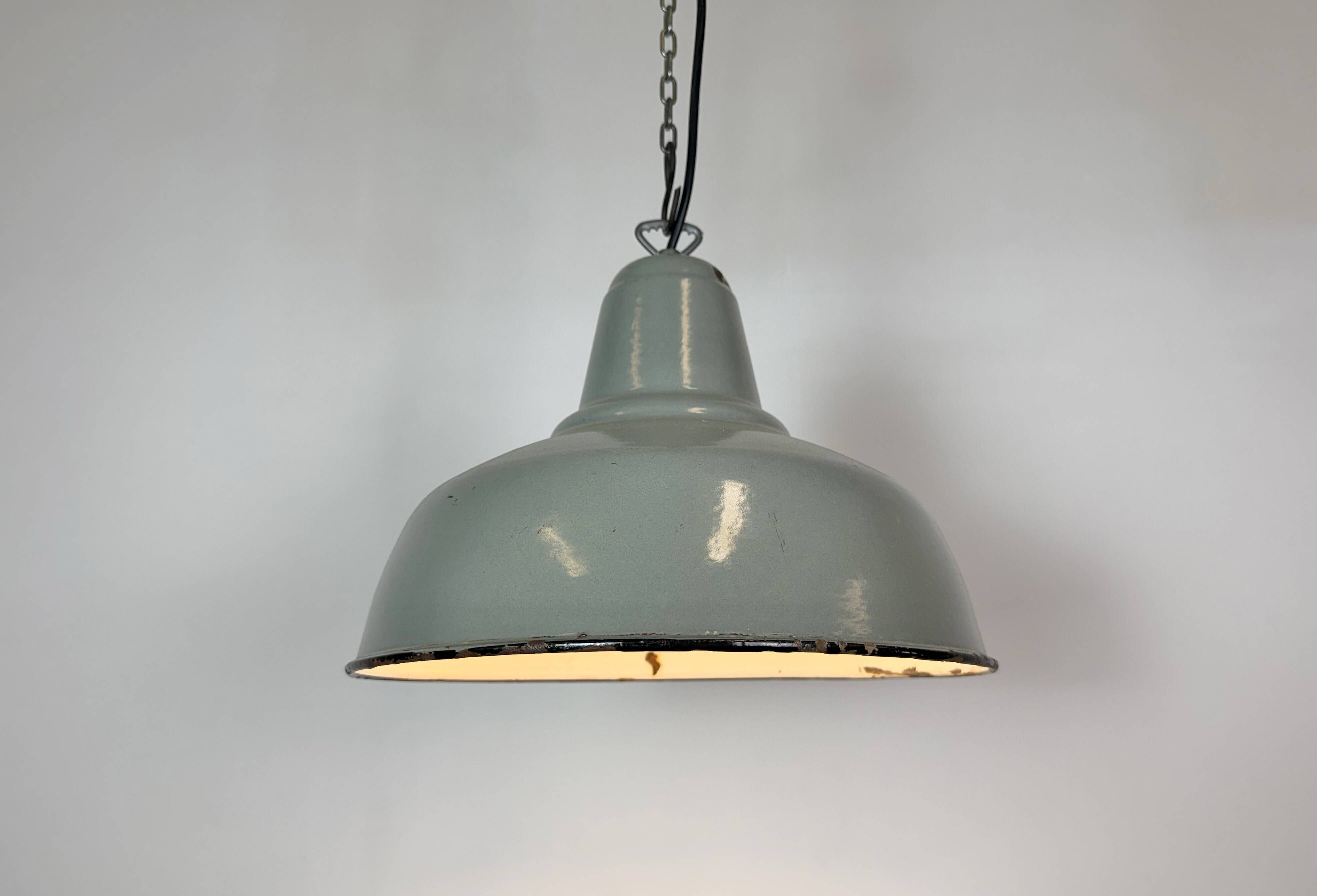Lampe suspendue en émail gris industriel, années 1960