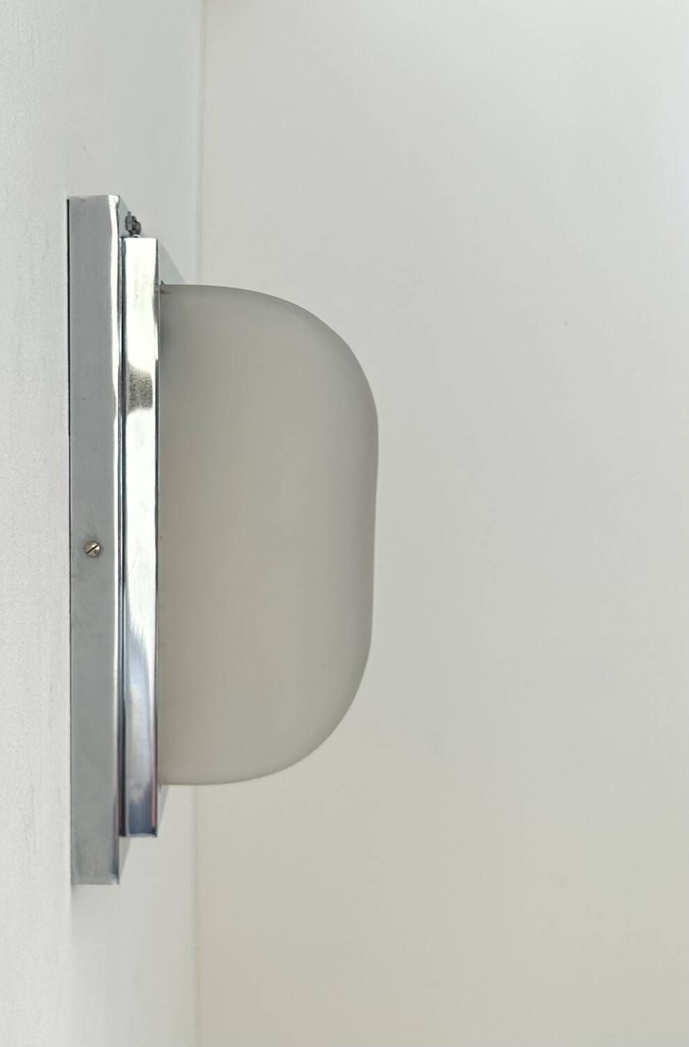 Modernist wall lamp, chrome-plated metal and sandblasted glass, France 1930