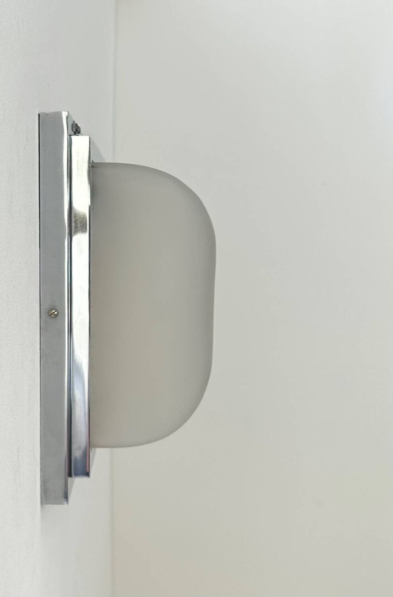 Modernist wall lamp, chrome-plated metal and sandblasted glass, France 1930
