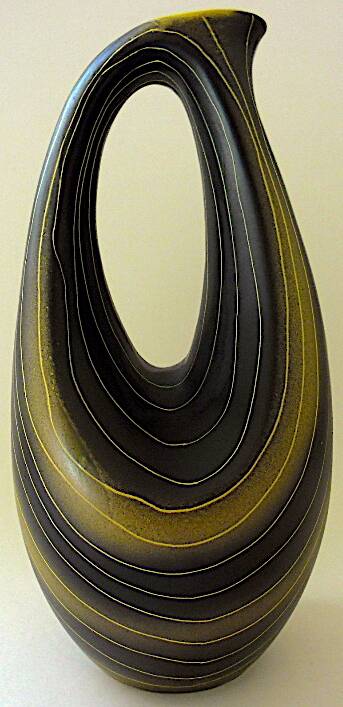Earthenware vase decorated with yellow lines on a black and yellow background